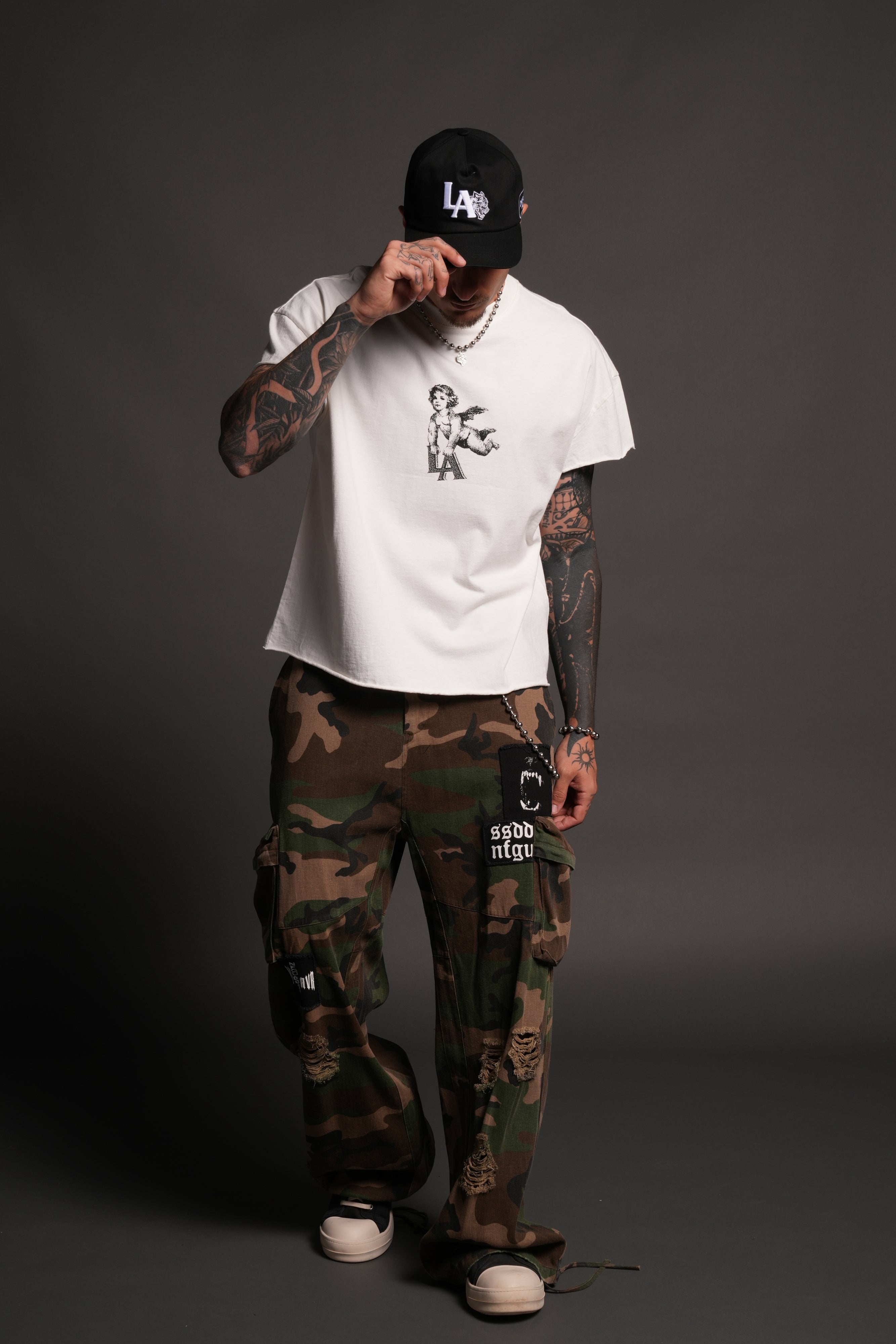 La Cherub Grunge Mid Length Raw Hem Cap Sleeve Tee in Cream — imagem 5