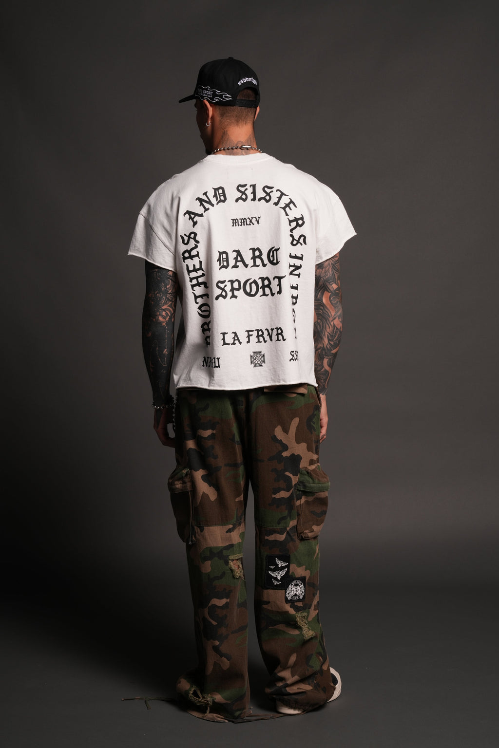 La Cherub Grunge Mid Length Raw Hem Cap Sleeve Tee in Cream — imagem 6