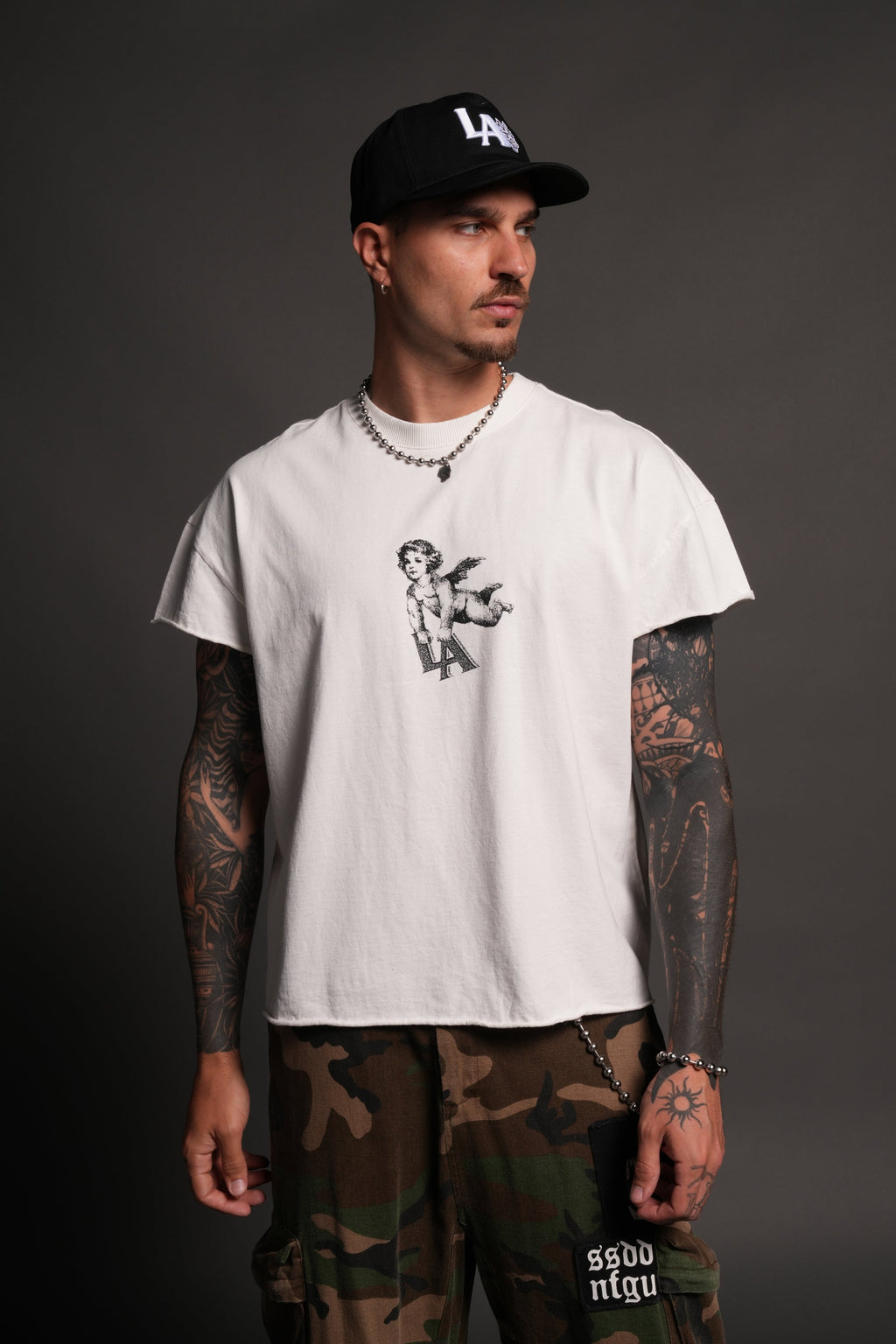 La Cherub Grunge Mid Length Raw Hem Cap Sleeve Tee in Cream — imagem 2