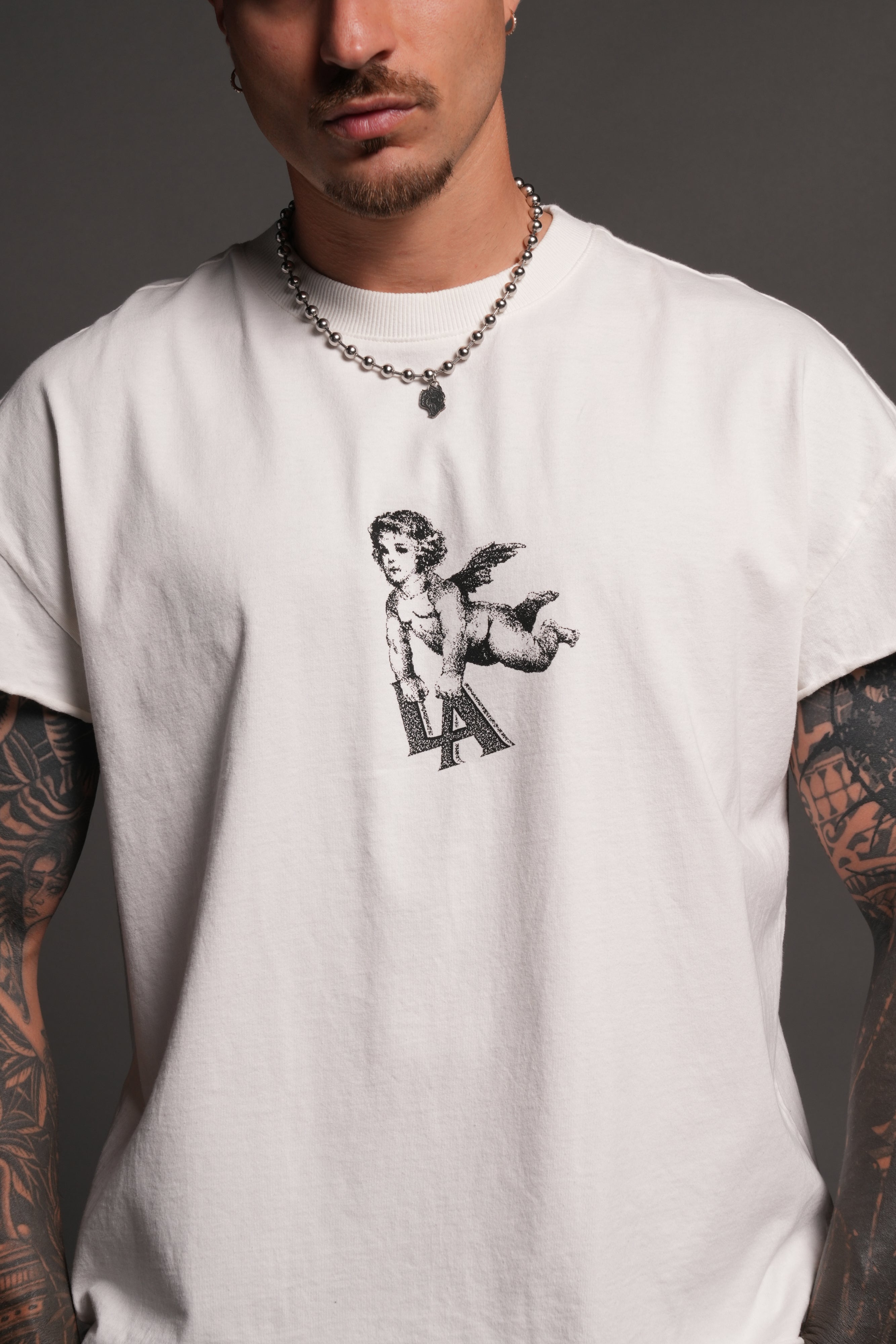 La Cherub Grunge Mid Length Raw Hem Cap Sleeve Tee in Cream — imagem 10