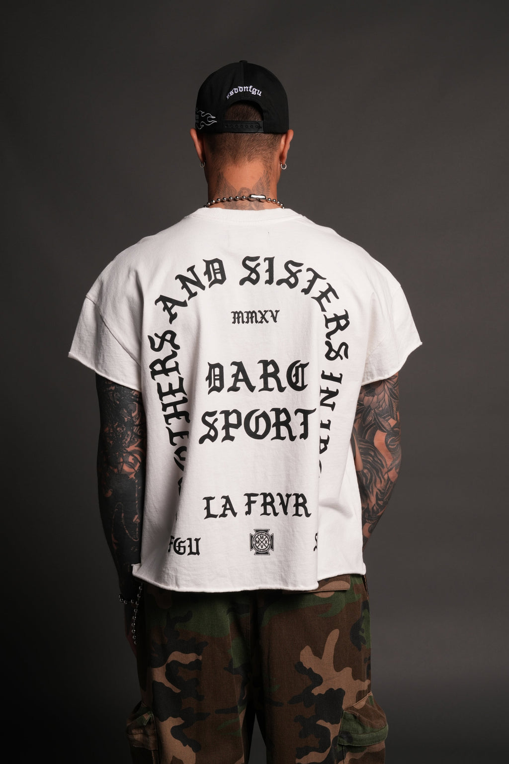 La Cherub Grunge Mid Length Raw Hem Cap Sleeve Tee in Cream — imagem 4