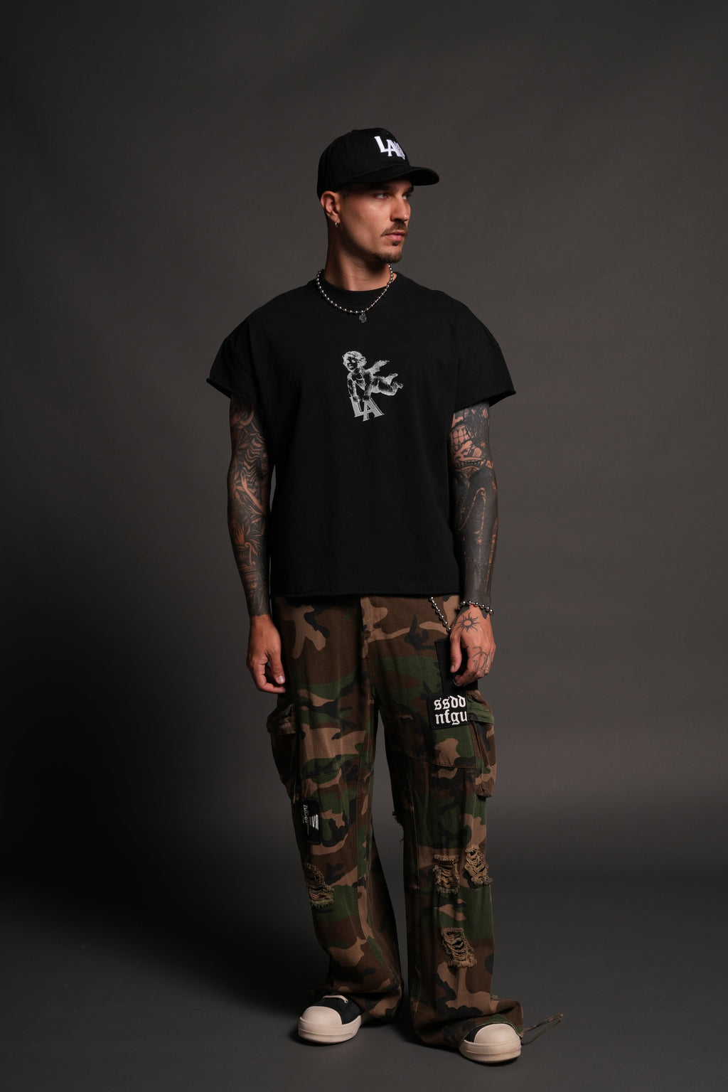 La Cherub Grunge Mid Length Raw Hem Cap Sleeve Tee in Black — imagem 5
