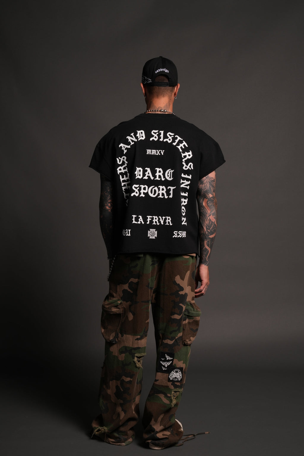 La Cherub Grunge Mid Length Raw Hem Cap Sleeve Tee in Black — imagem 6