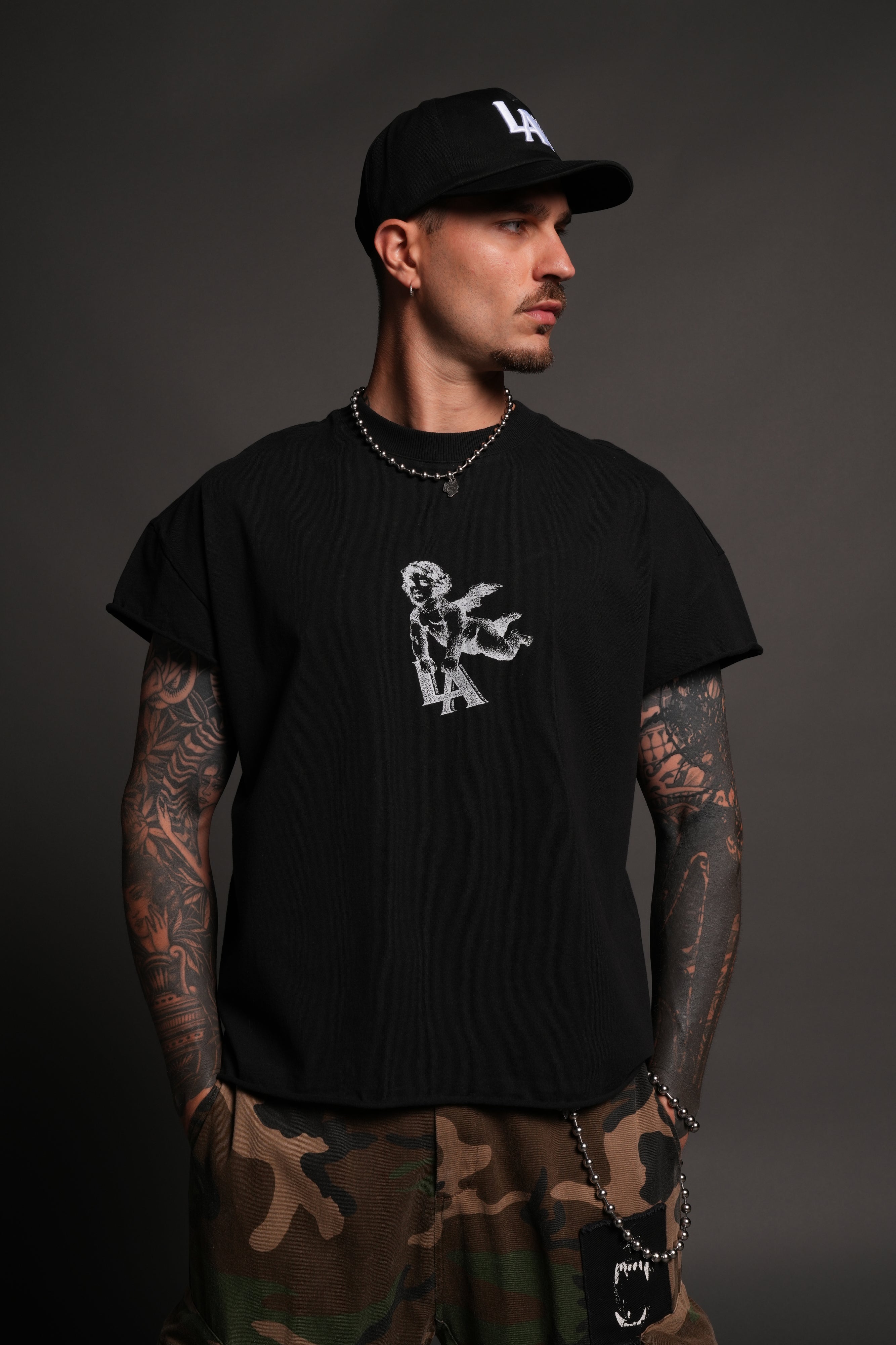 La Cherub Grunge Mid Length Raw Hem Cap Sleeve Tee in Black — imagem 2