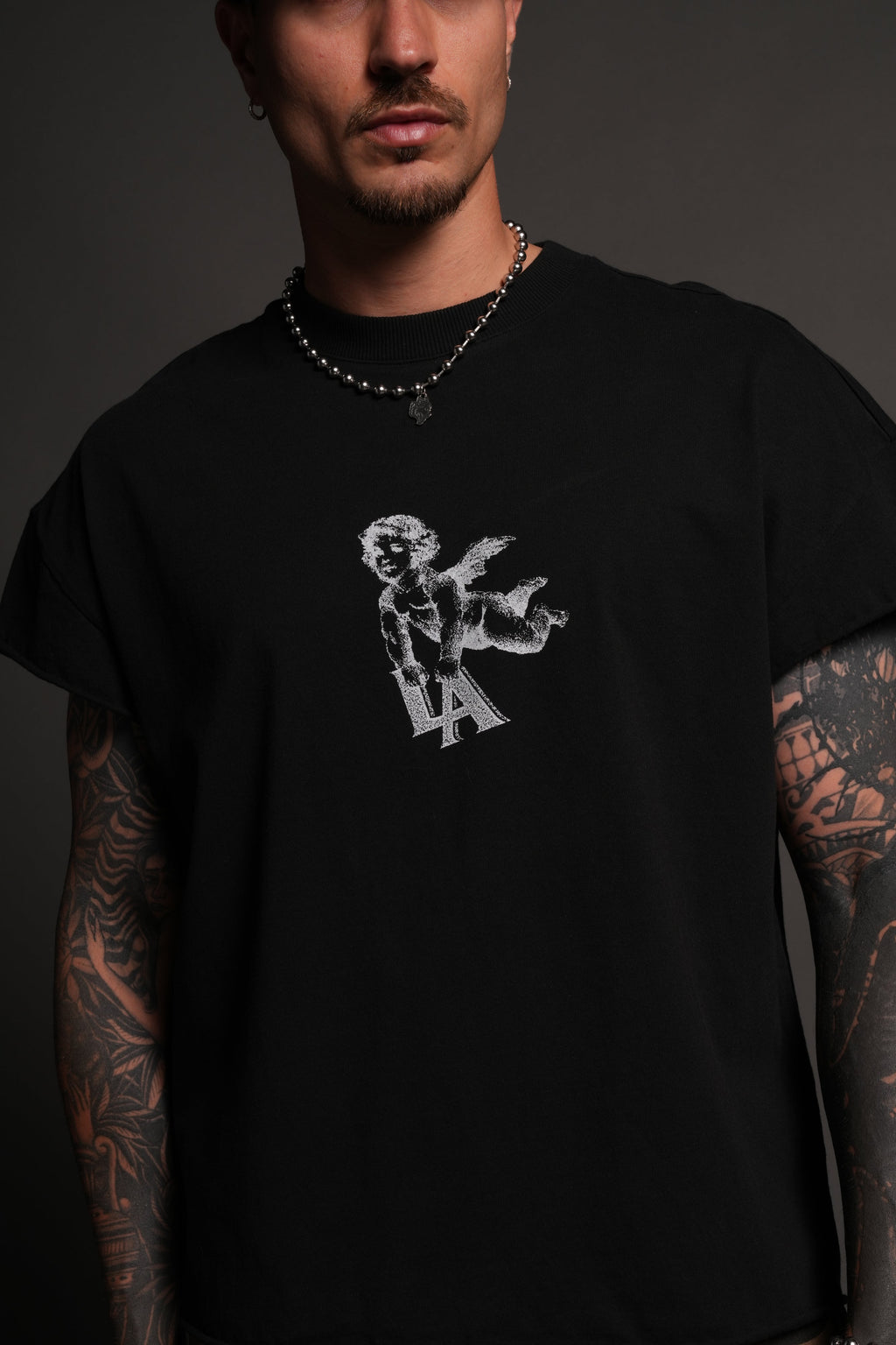 La Cherub Grunge Mid Length Raw Hem Cap Sleeve Tee in Black — imagem 10