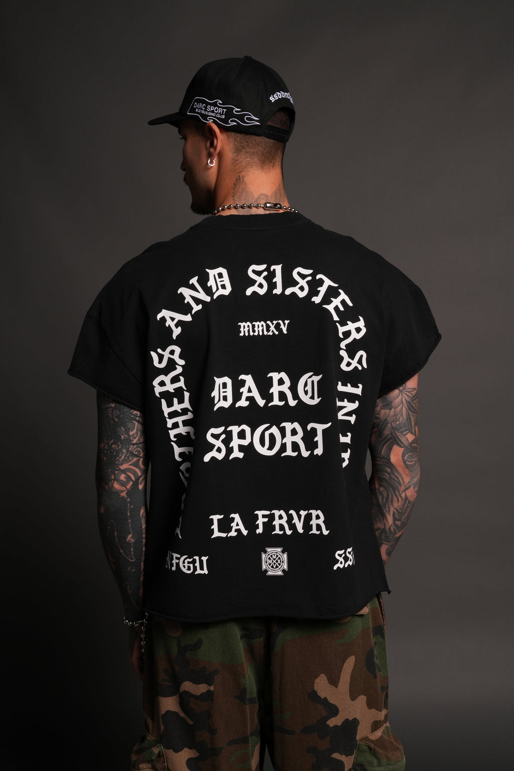 La Cherub Grunge Mid Length Raw Hem Cap Sleeve Tee in Black — imagem 4