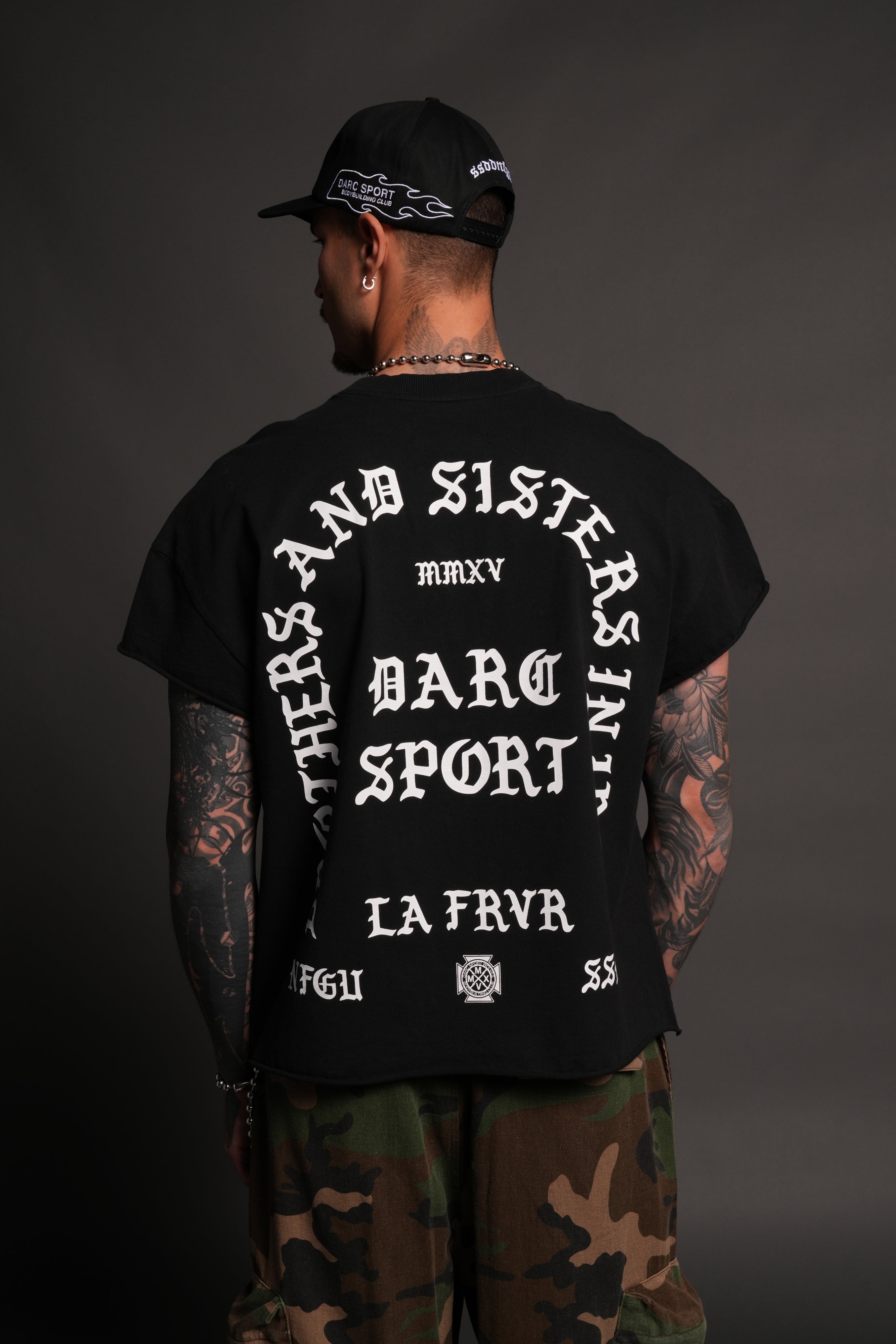 La Cherub Grunge Mid Length Raw Hem Cap Sleeve Tee in Black — imagem 4