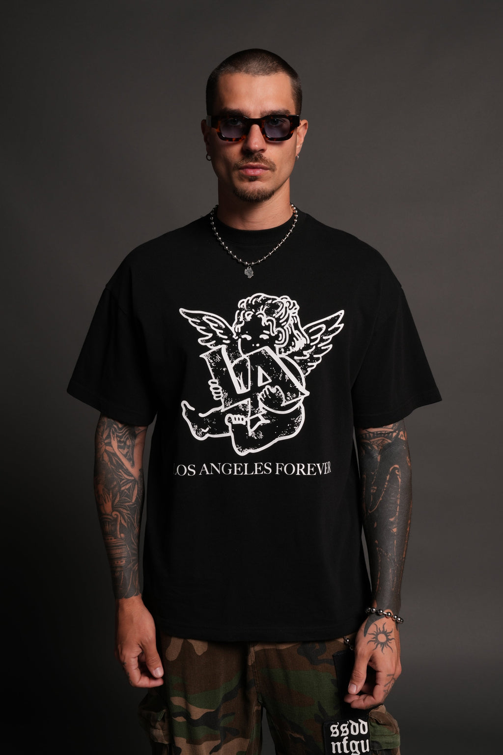 Los Cherub Premium Oversized Tee in Black — imagem 4