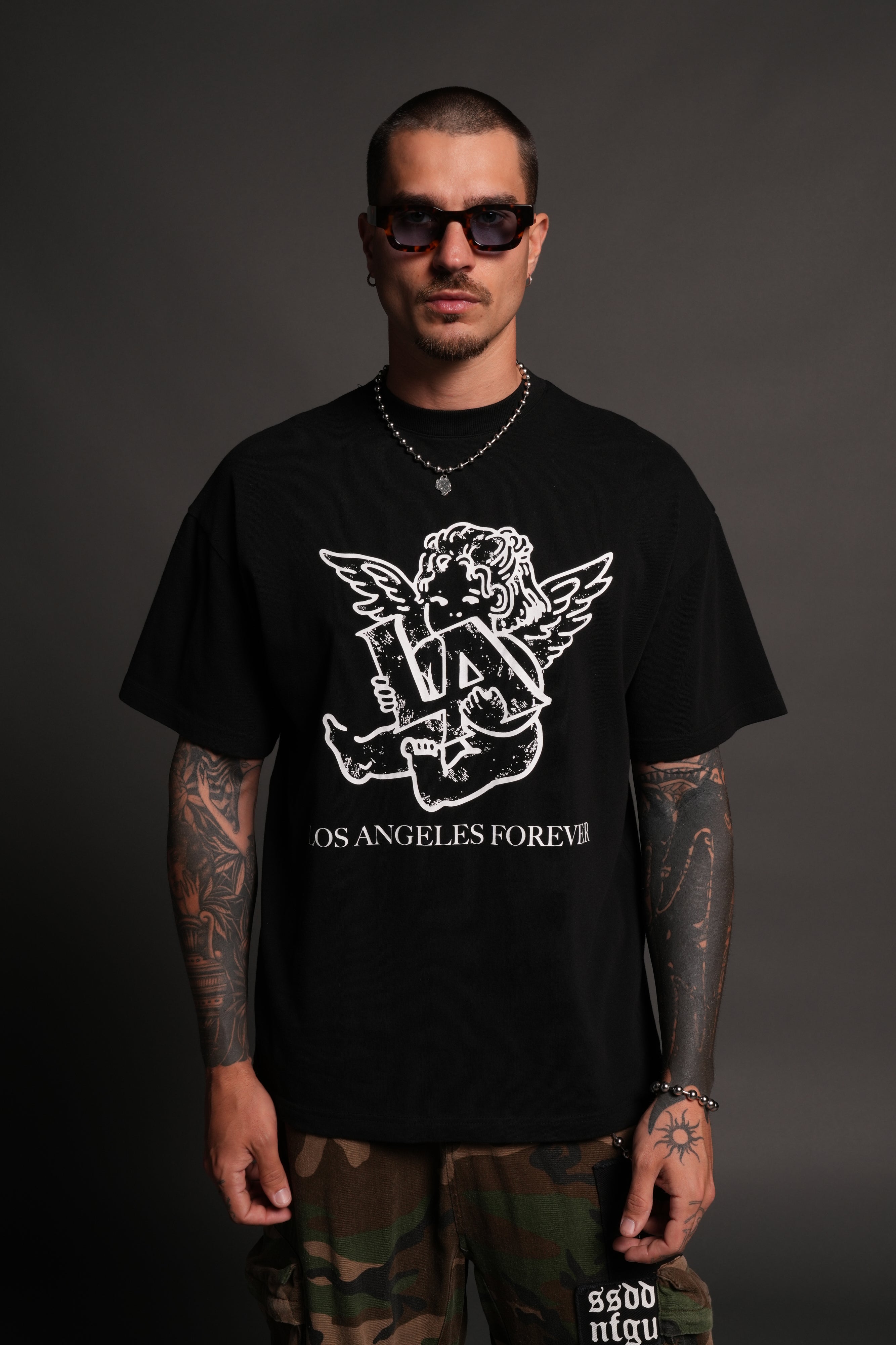 Los Cherub Premium Oversized Tee in Black — imagem 4
