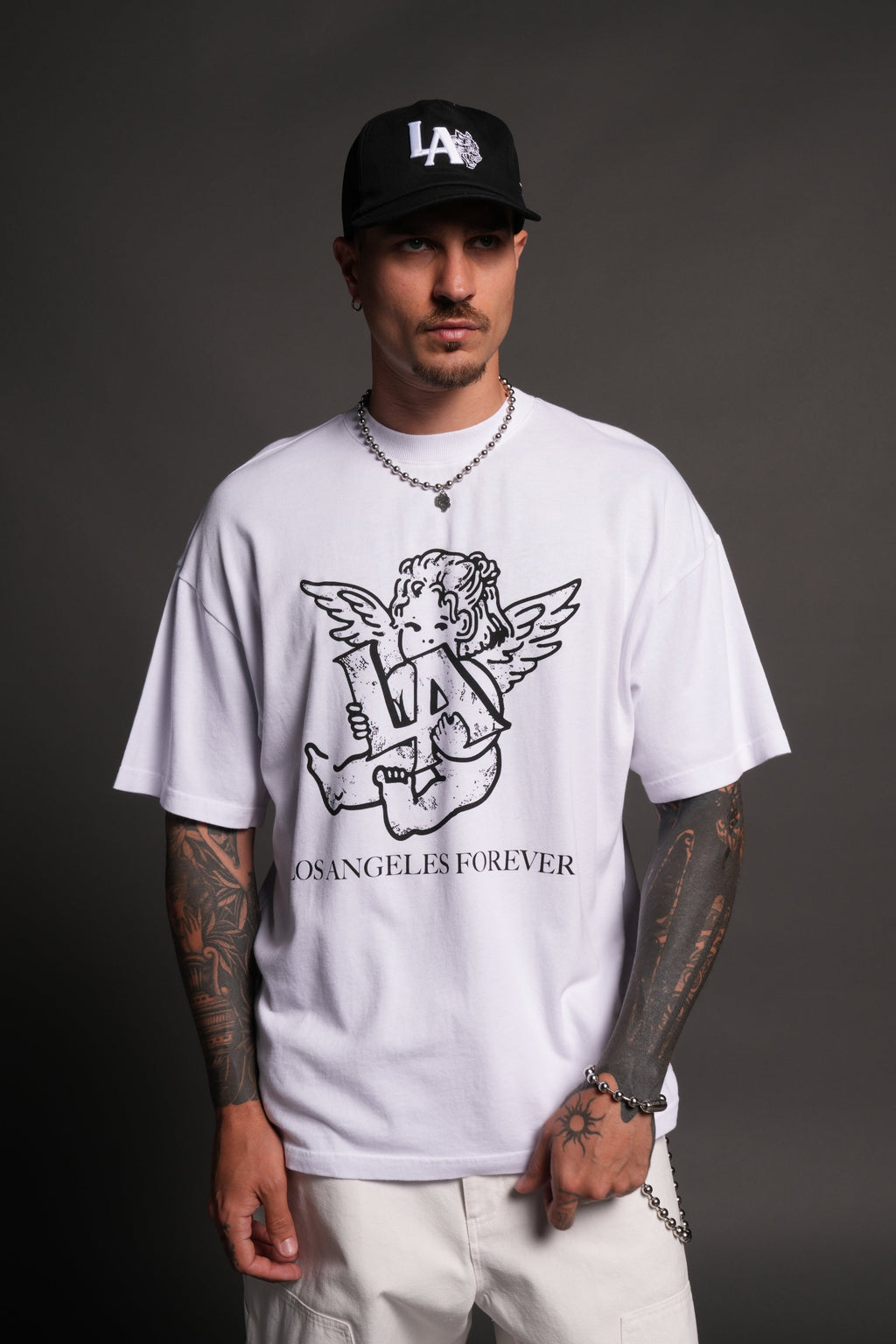 Los Cherub Premium Oversized Tee in White — imagem 4