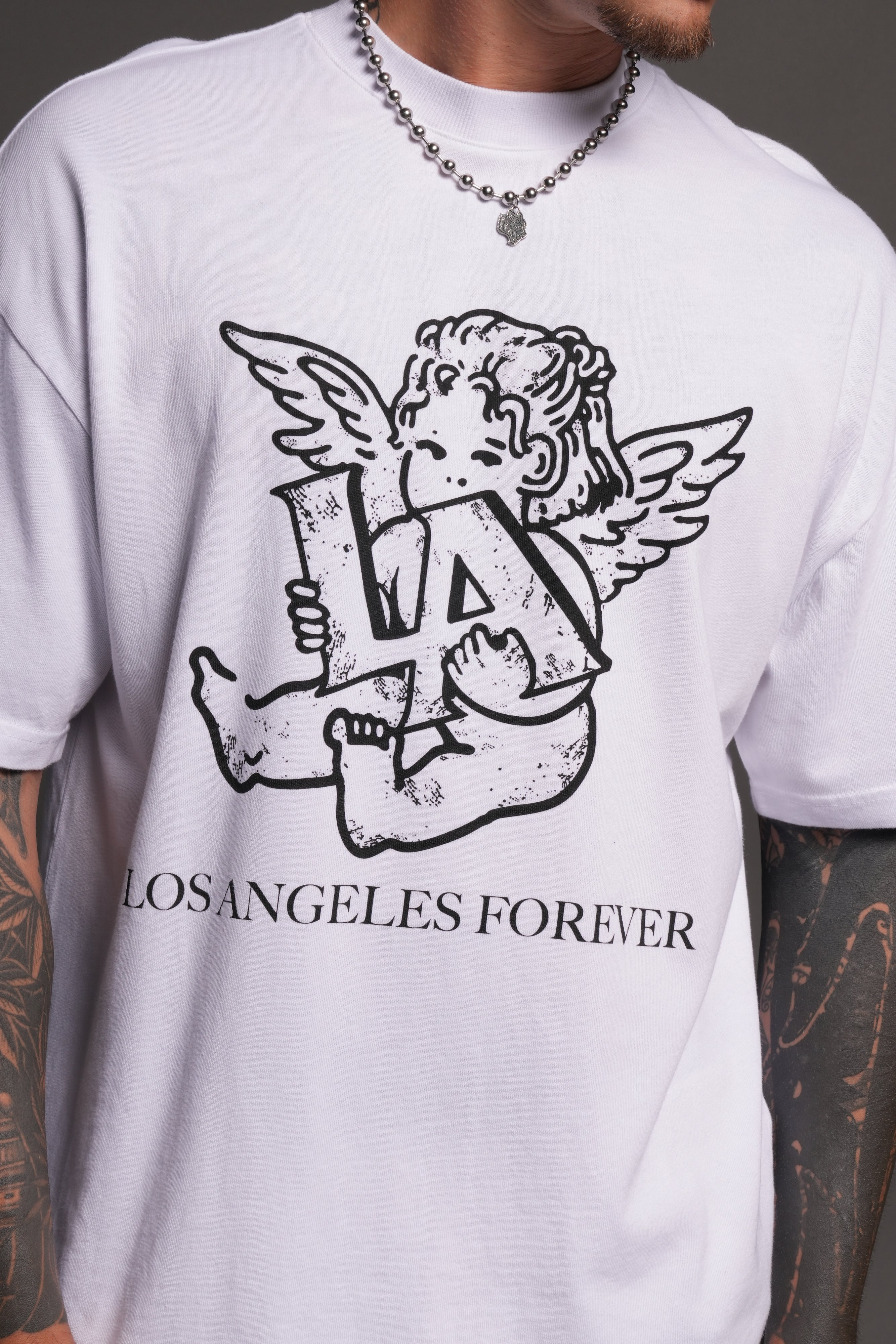 Los Cherub Premium Oversized Tee in White — imagem 7