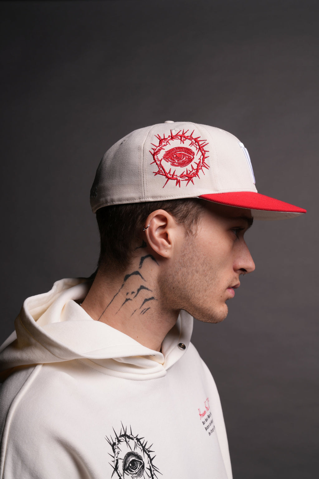 All Seeing W Fitted Hat in Cream/Roman Red — imagem 9