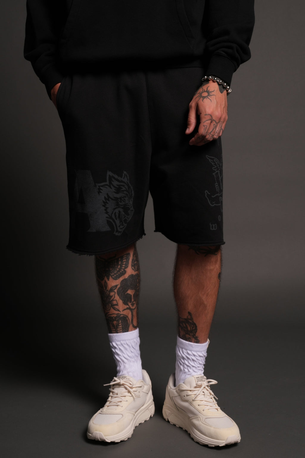 Homage To La Raw Hem Oversized Post Lounge Sweat Shorts in Black — imagem 2
