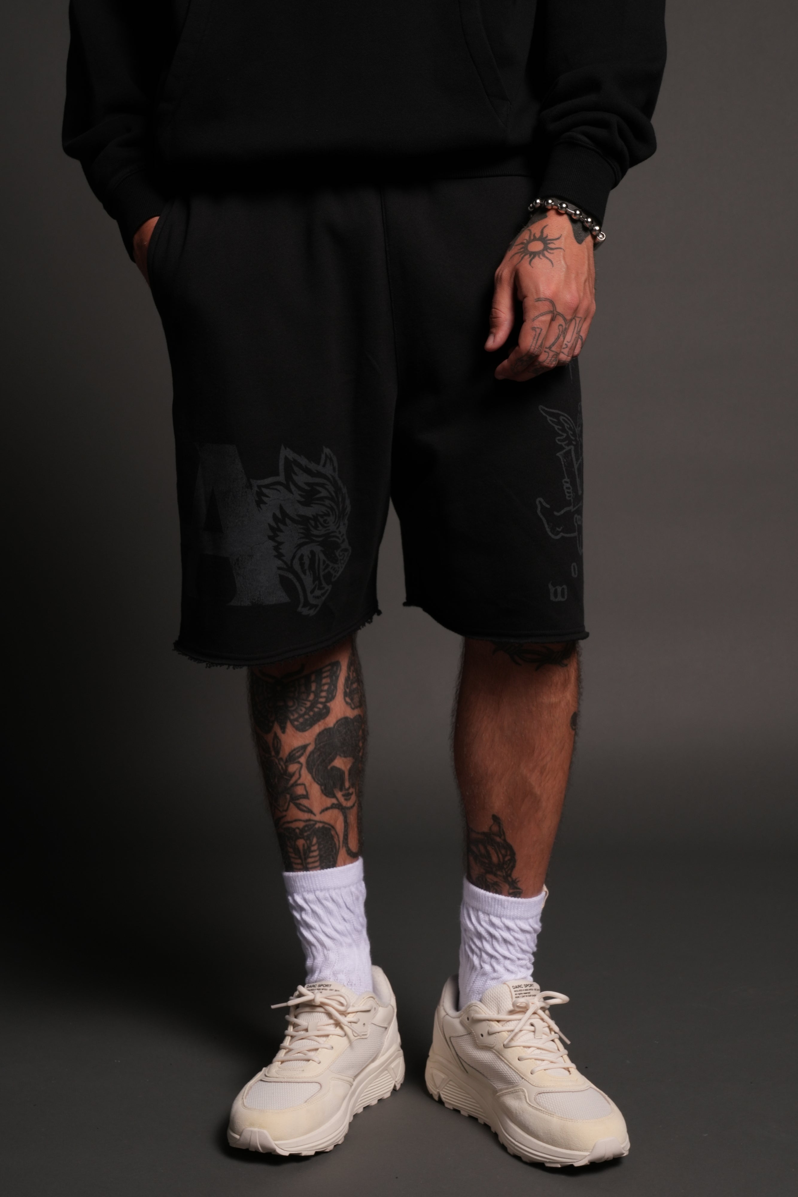 Homage To La Raw Hem Oversized Post Lounge Sweat Shorts in Black — imagem 2
