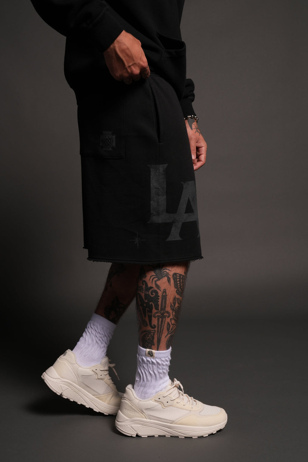 Homage To La Raw Hem Oversized Post Lounge Sweat Shorts in Black — imagem 5