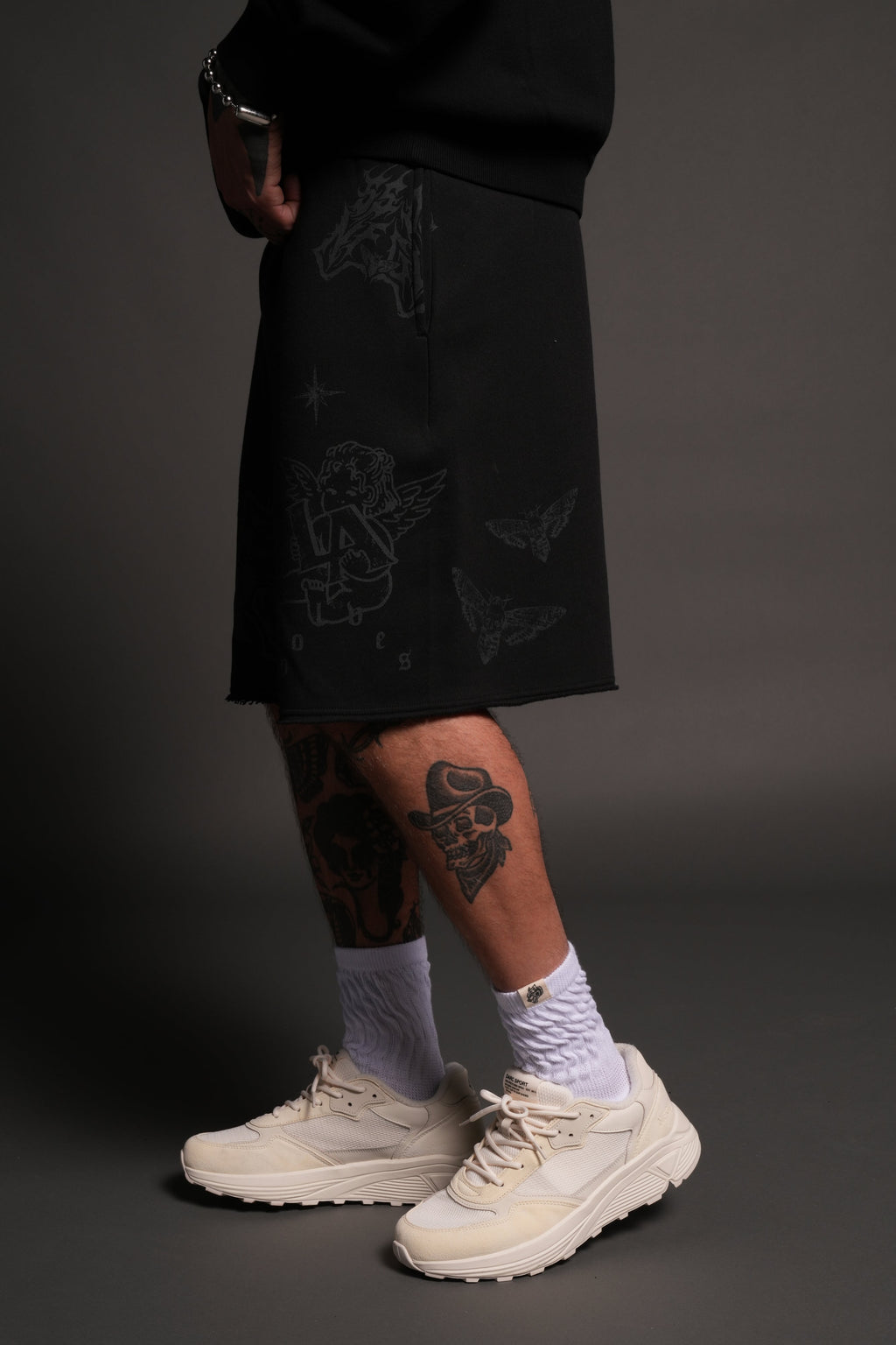 Homage To La Raw Hem Oversized Post Lounge Sweat Shorts in Black — imagem 4