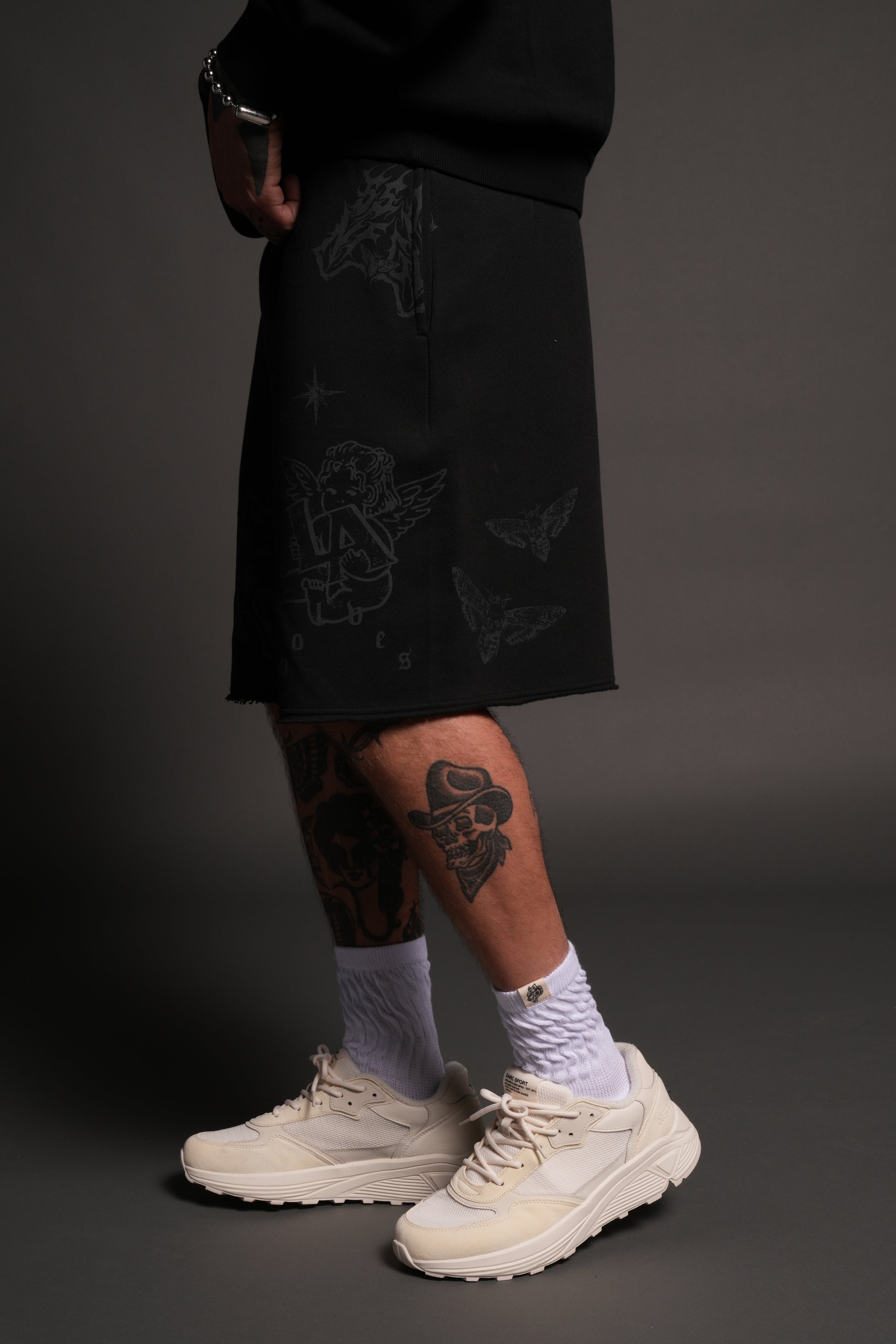 Homage To La Raw Hem Oversized Post Lounge Sweat Shorts in Black — imagem 4