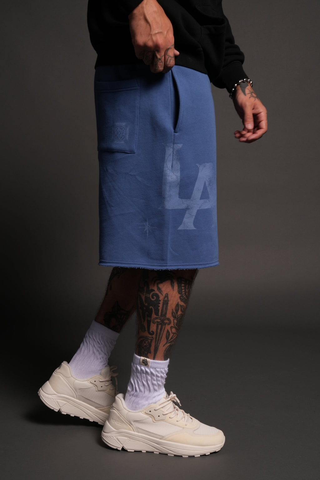 Homage To La Raw Hem Oversized Post Lounge Sweat Shorts in La Blue — imagem 5