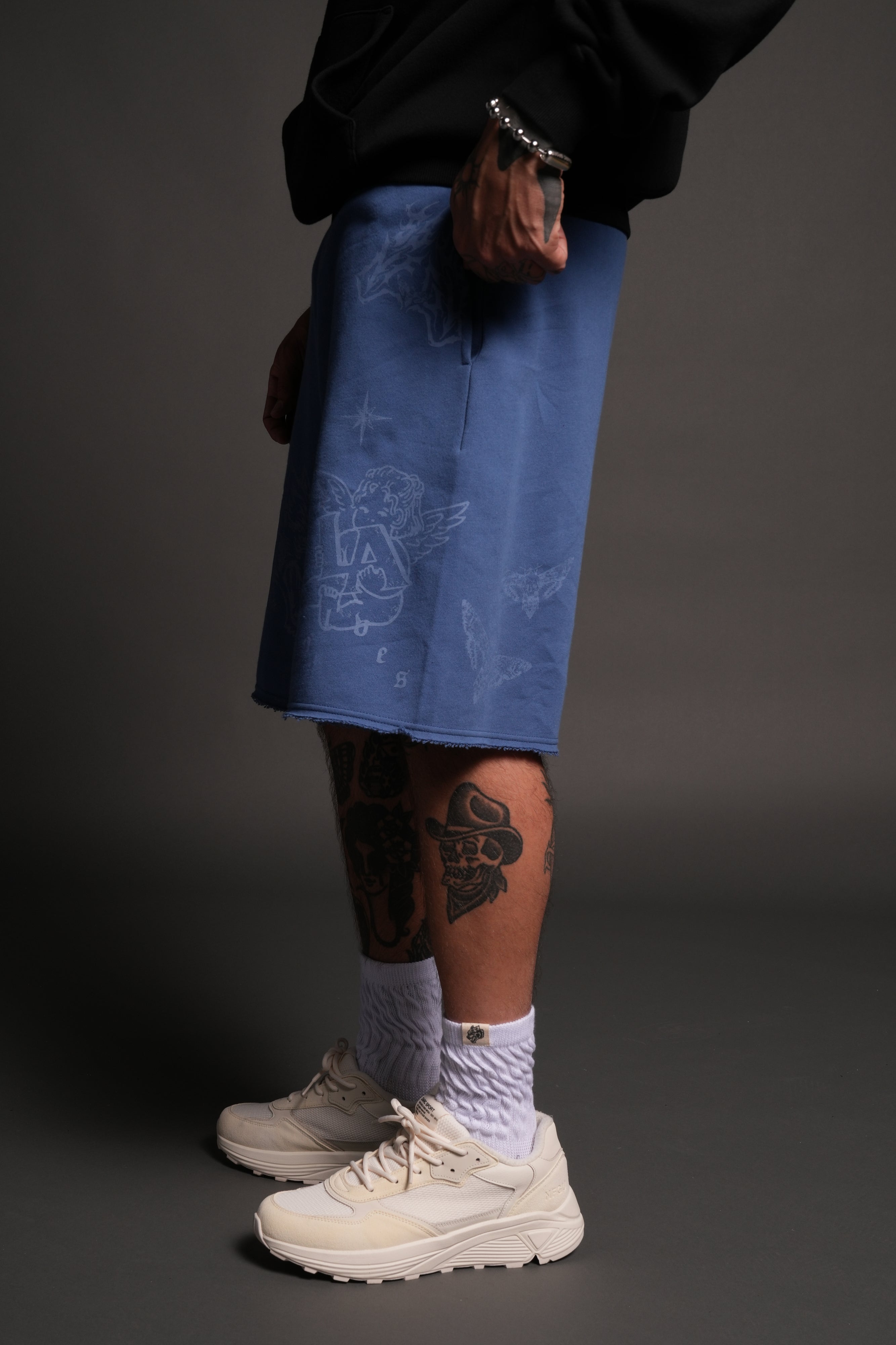 Homage To La Raw Hem Oversized Post Lounge Sweat Shorts in La Blue — imagem 4