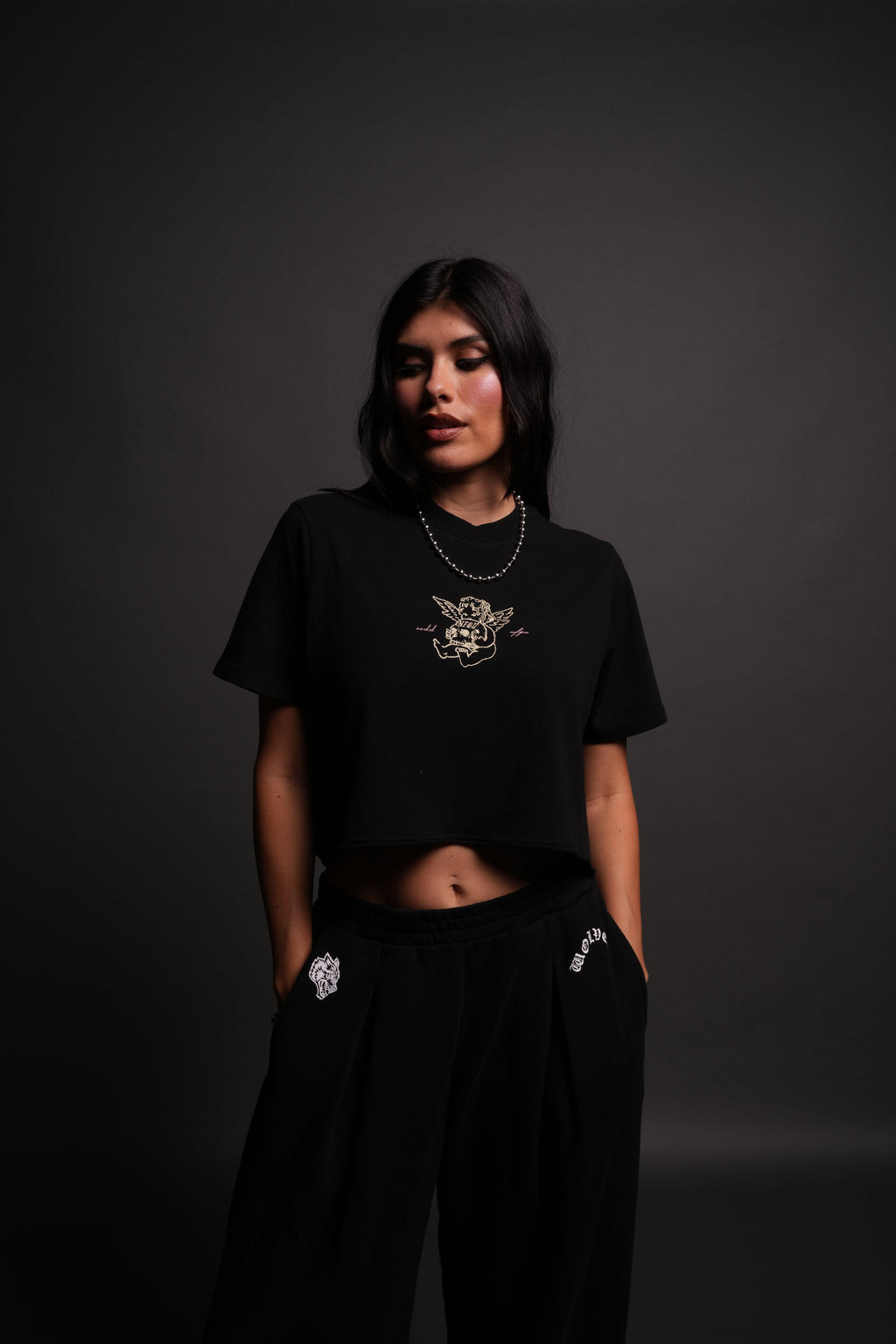Cherub and the Skull "Premium" (Cropped) Tee in Black — imagem 1