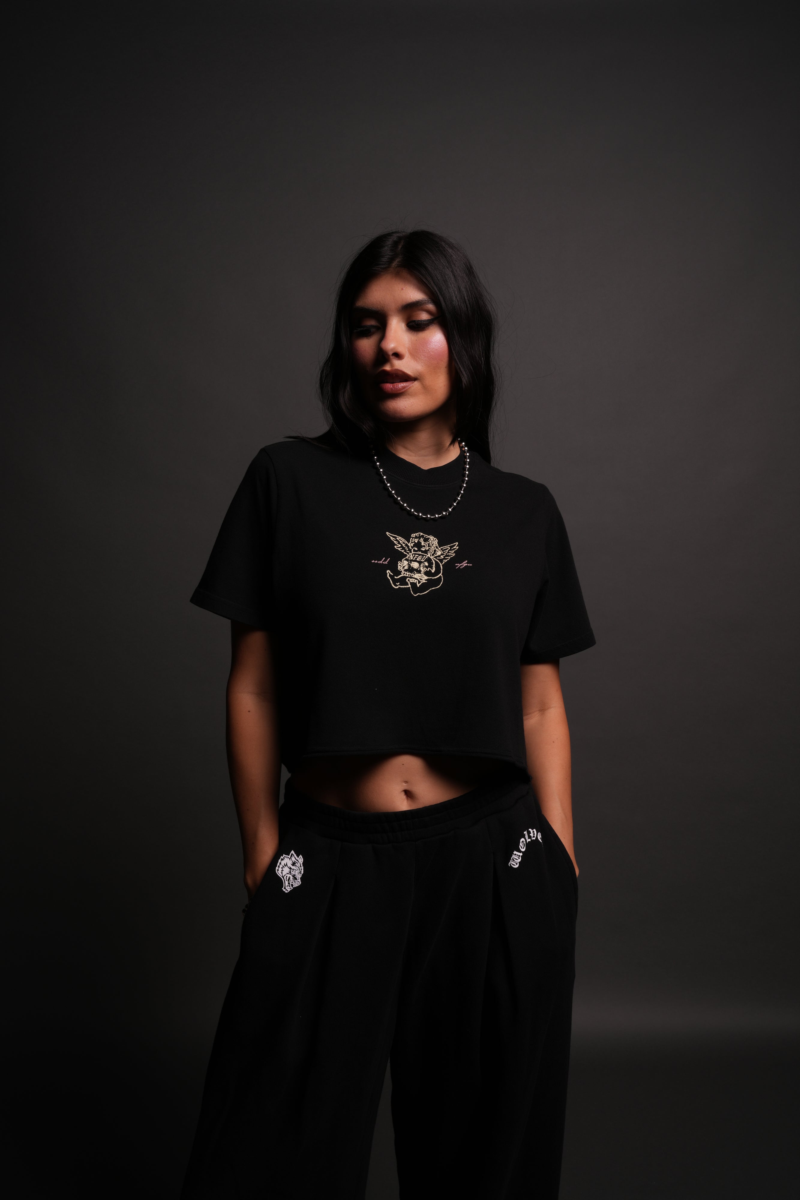 Cherub and the Skull "Premium" (Cropped) Tee in Black — imagem 1