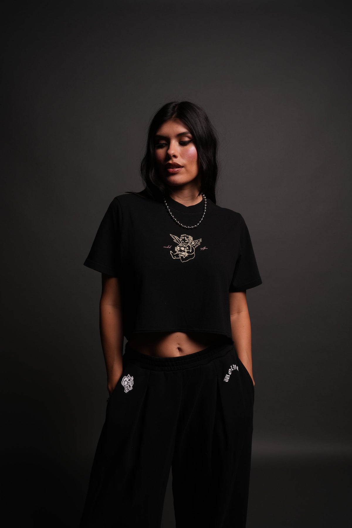 Cherub and the Skull "Premium" (Cropped) Tee in Black - imagem 1