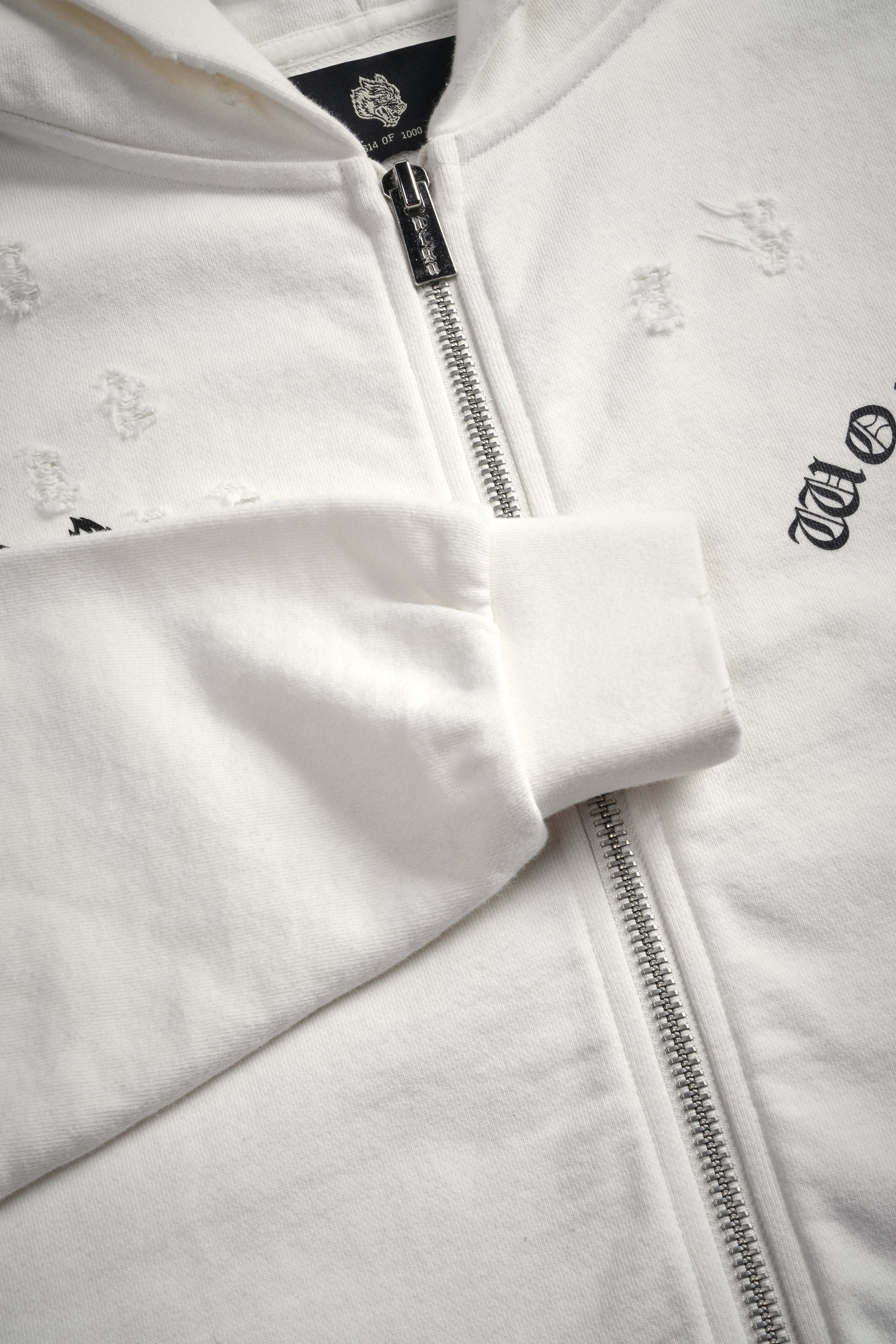 Los Cherub Distressed Grunge Mid Length Raw Hem Zip Hoodie in Cream — imagem 16