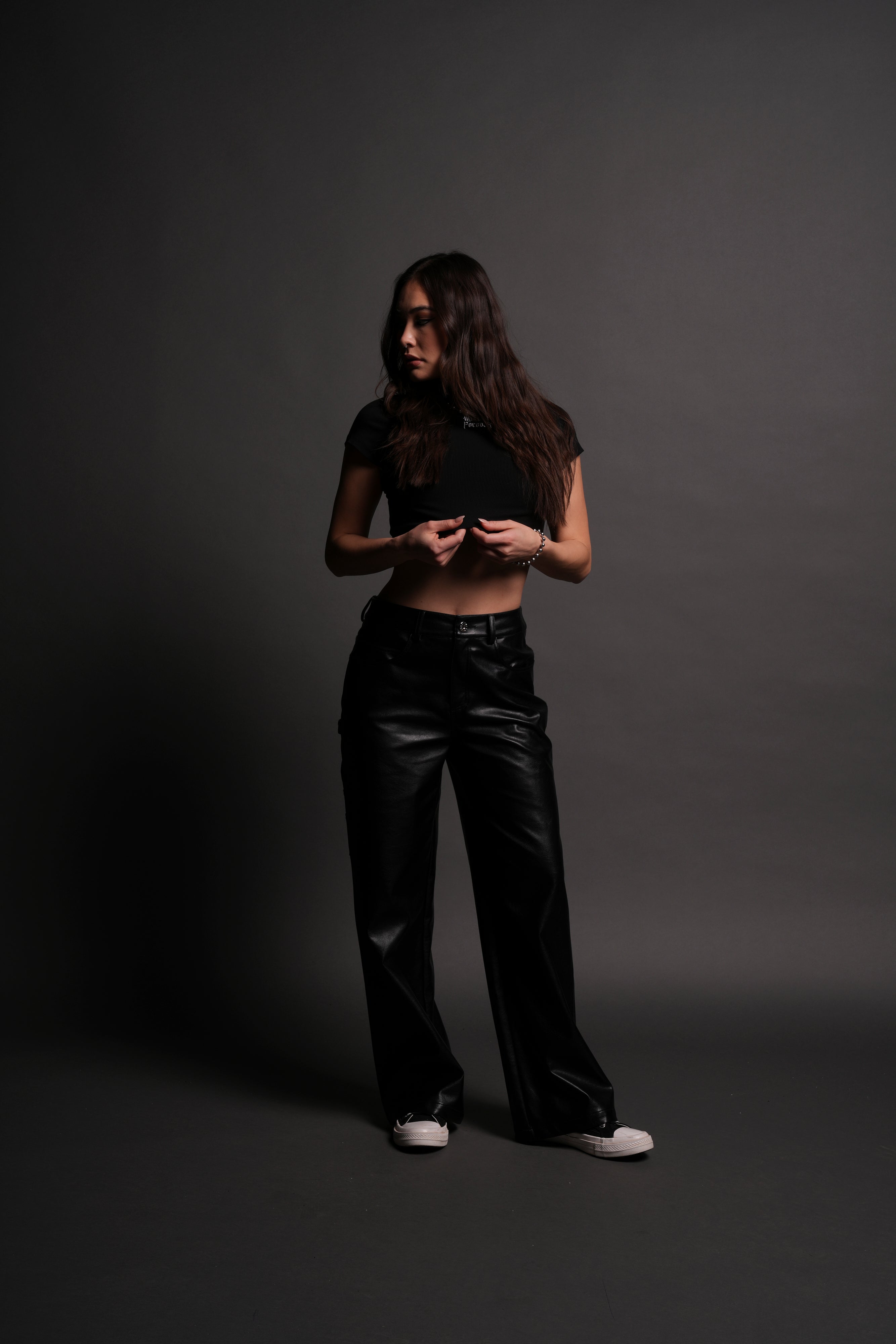 Darc Letter "Kara" Tee in Black — imagem 5
