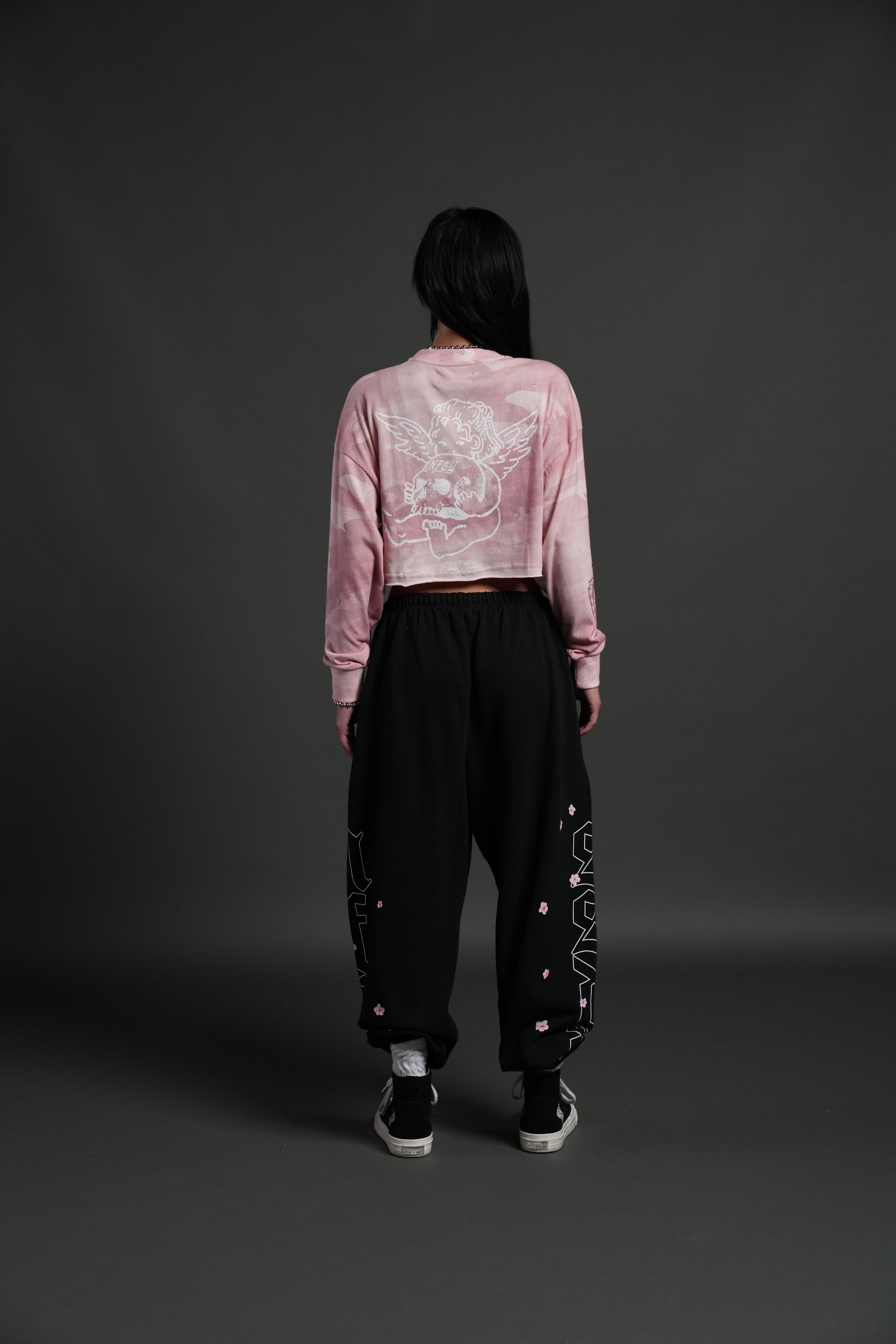 Cherub and the Skull "Premium" Oversized Cropped L/S Tee in Blush Vintage Woodland Camo — imagem 4