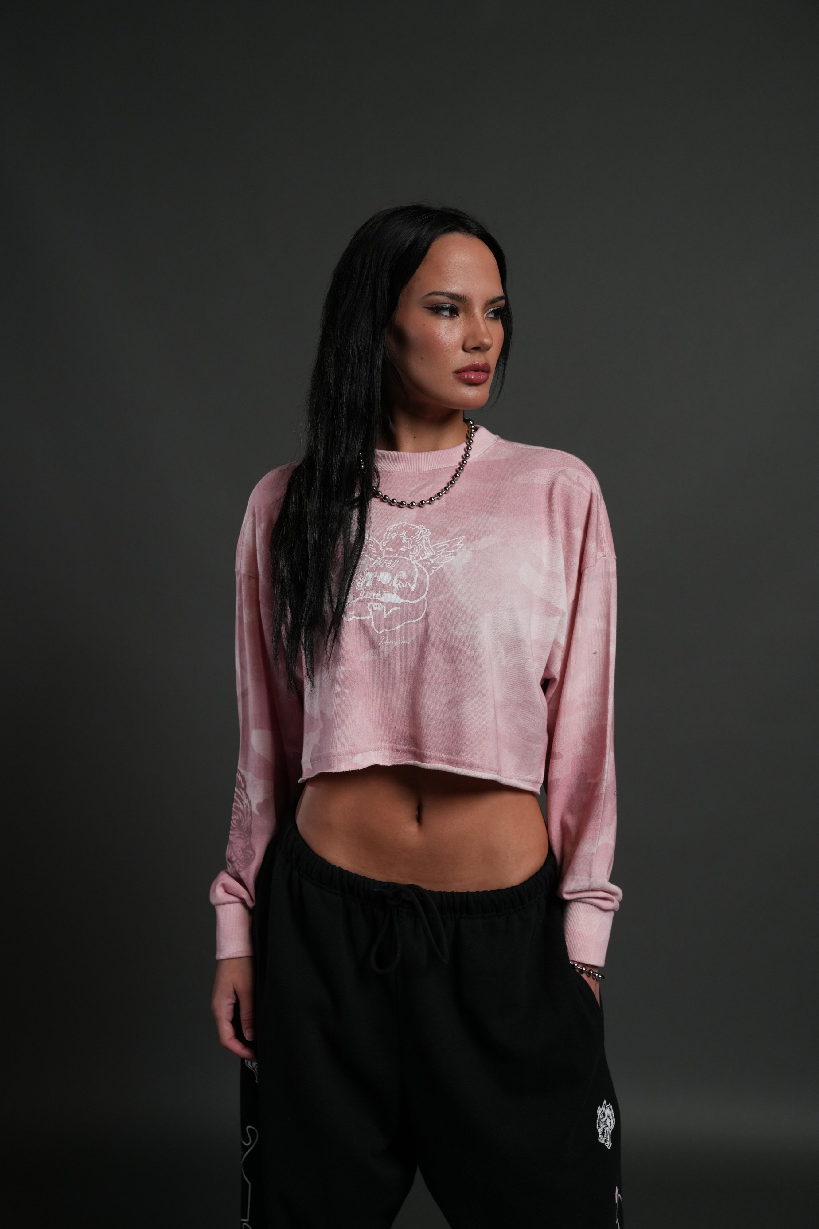 Cherub and the Skull "Premium" Oversized Cropped L/S Tee in Blush Vintage Woodland Camo — imagem 1