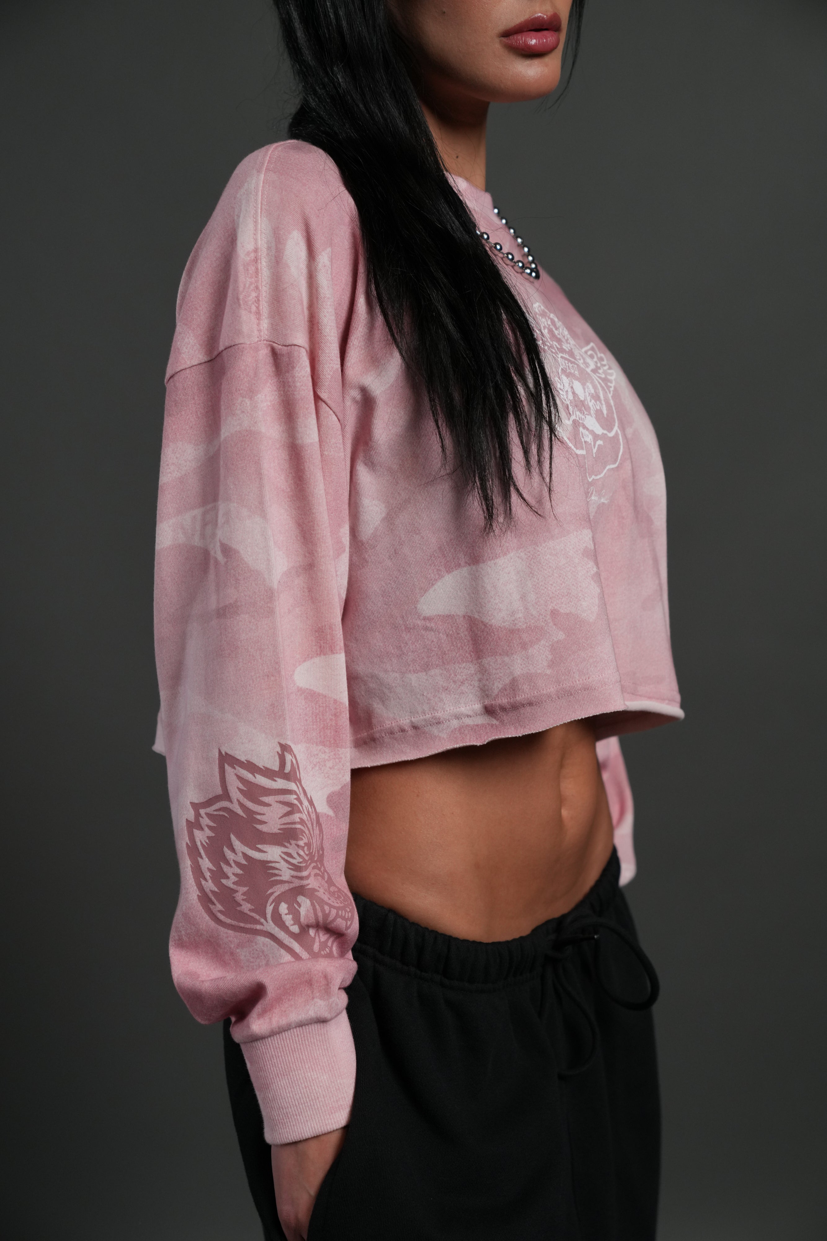 Cherub and the Skull "Premium" Oversized Cropped L/S Tee in Blush Vintage Woodland Camo — imagem 7