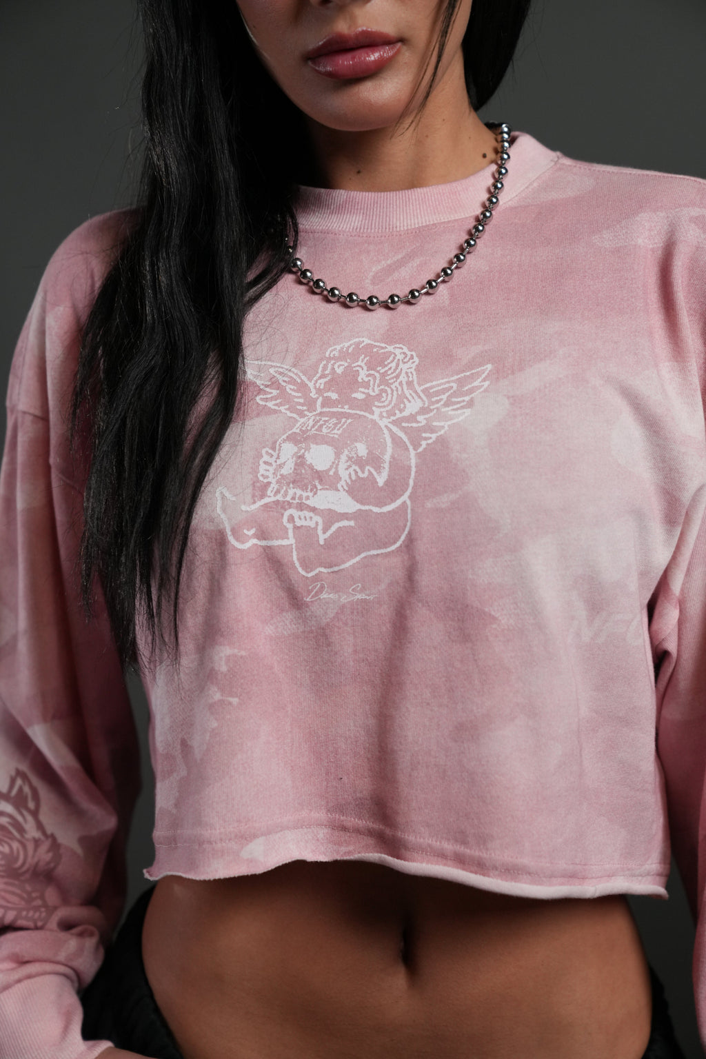 Cherub and the Skull "Premium" Oversized Cropped L/S Tee in Blush Vintage Woodland Camo — imagem 5