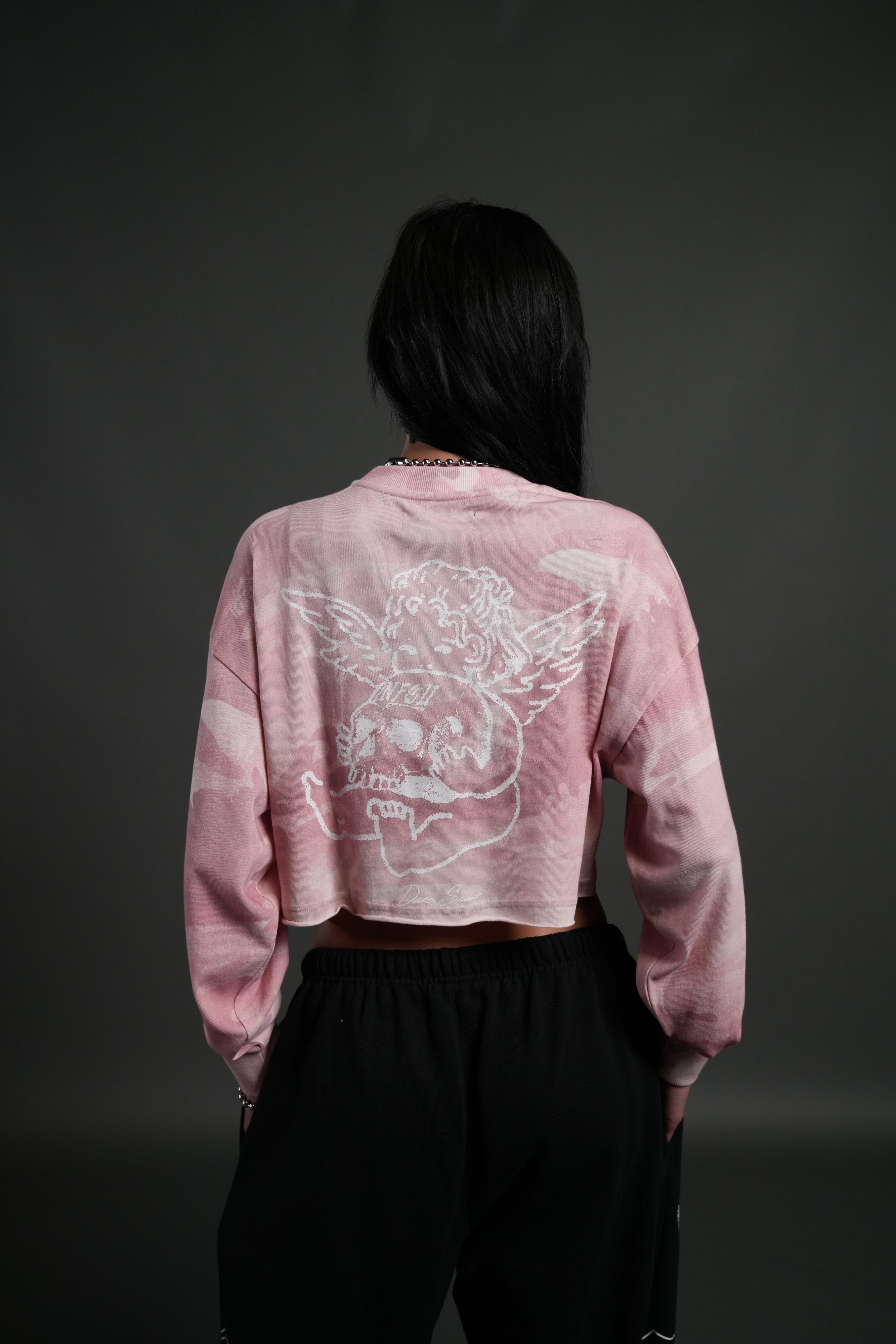 Cherub and the Skull "Premium" Oversized Cropped L/S Tee in Blush Vintage Woodland Camo — imagem 2