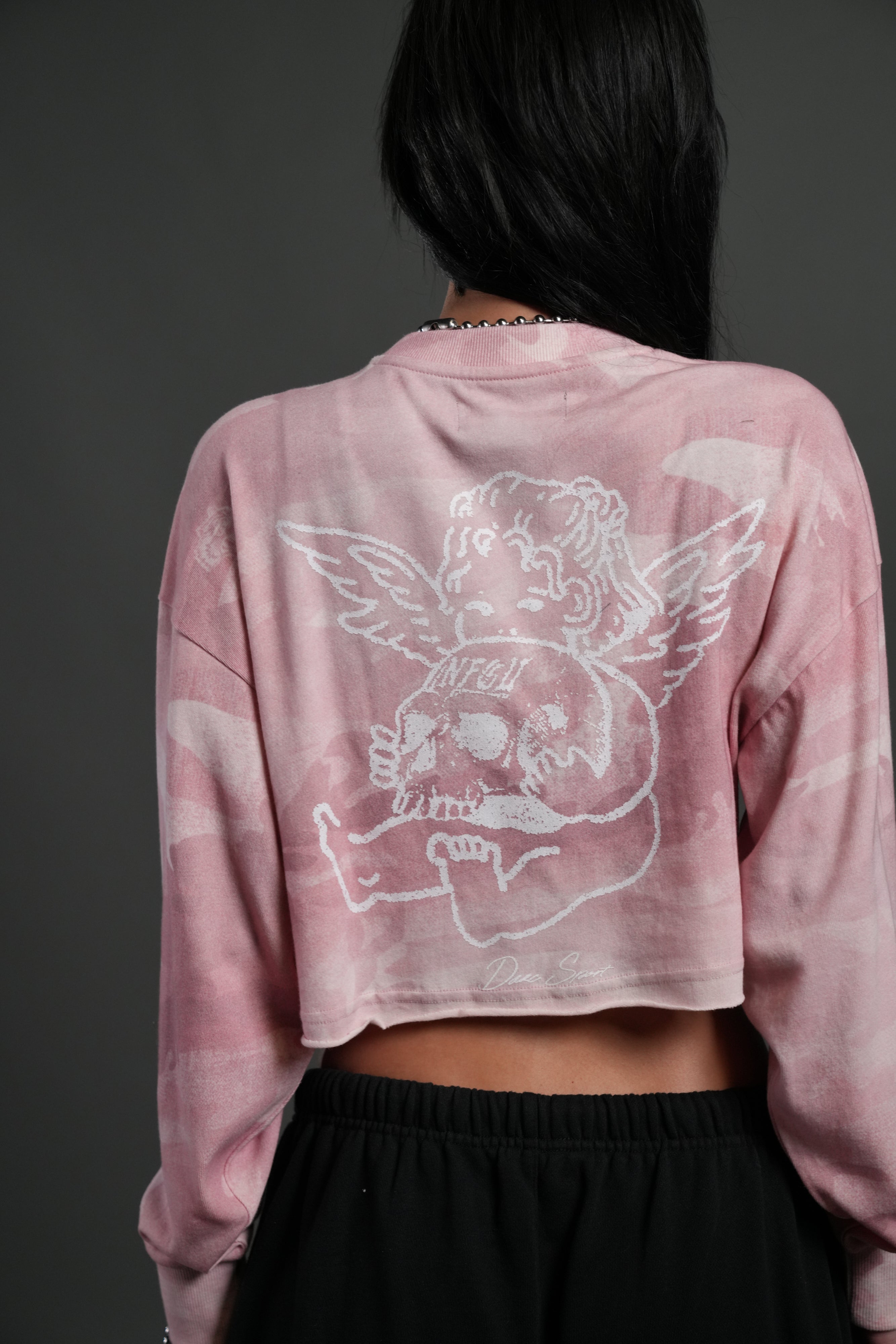 Cherub and the Skull "Premium" Oversized Cropped L/S Tee in Blush Vintage Woodland Camo — imagem 6