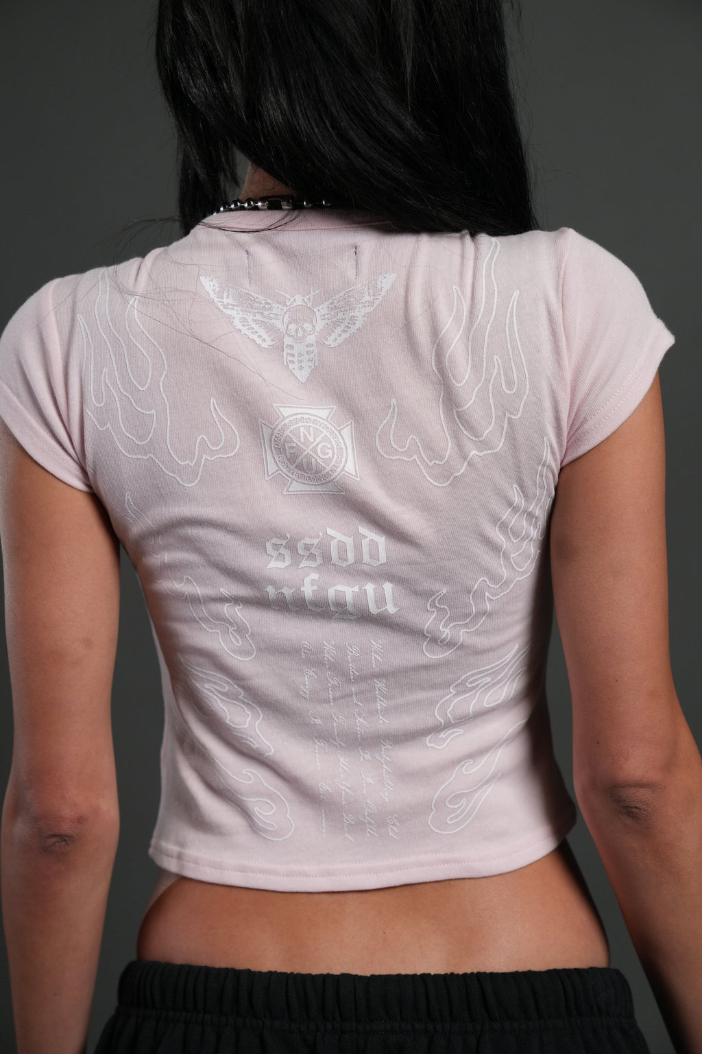 Moth Flames V2 "Baby" Tee in Blush Pink — imagem 6