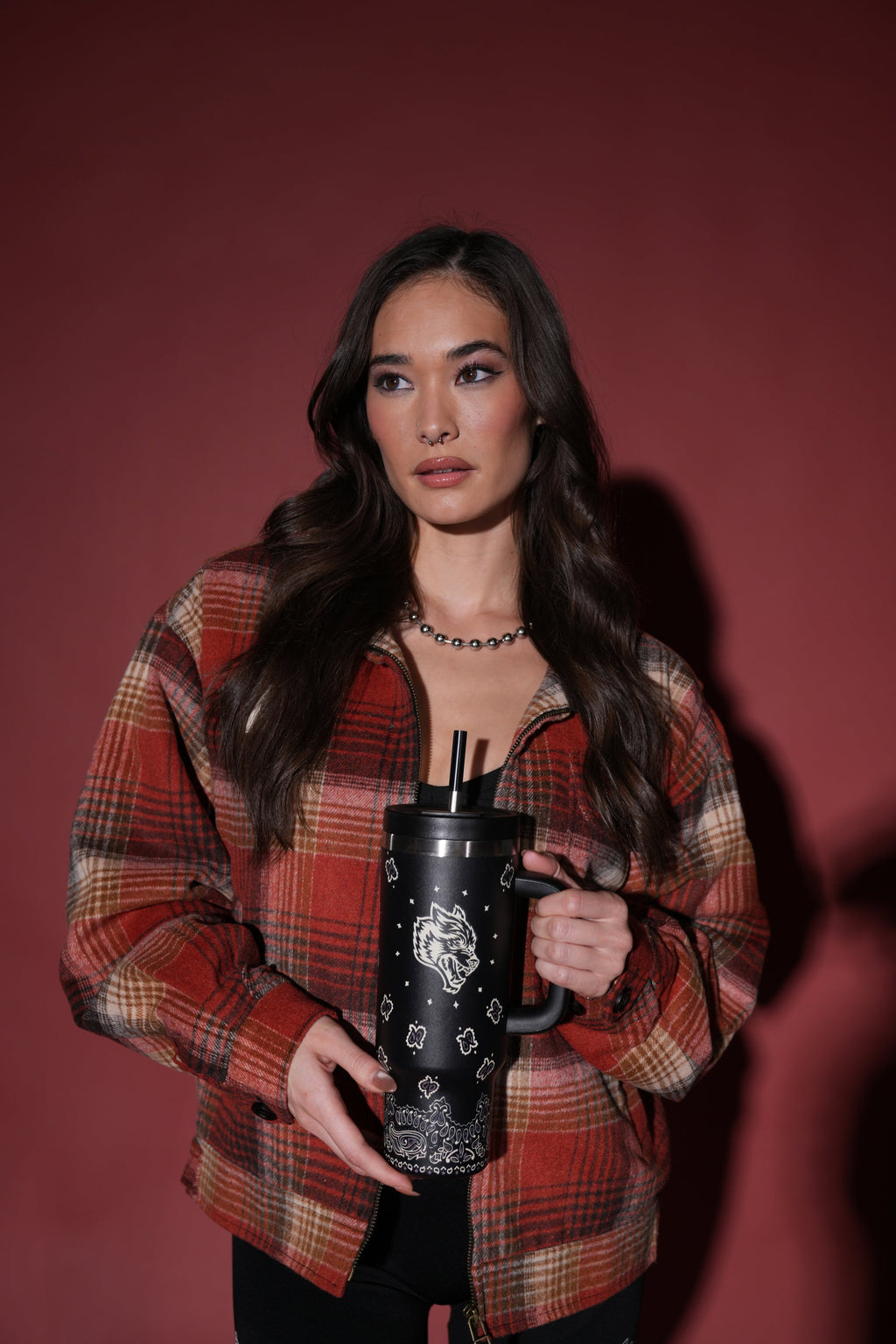 Western Wolf Travel Tumbler in Black — imagem 2