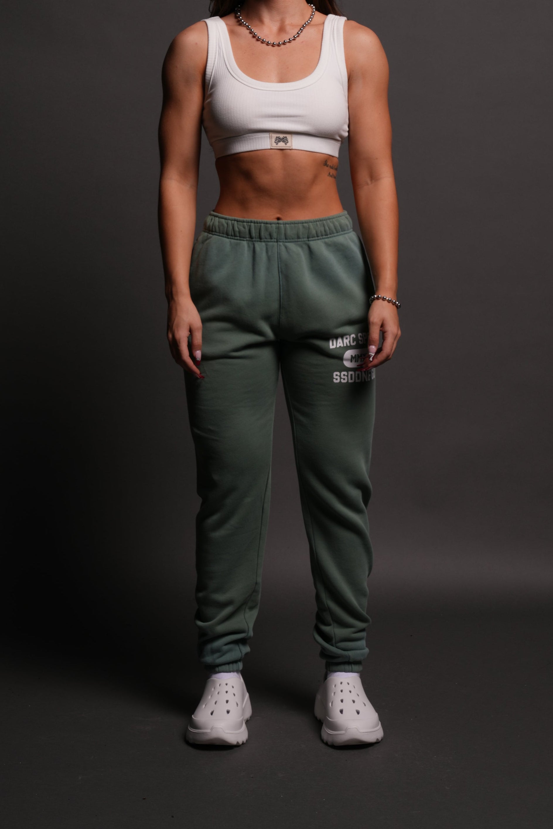 Wolves Forever She Post Lounge Sweats in Hunter Green Driftwash — imagem 1