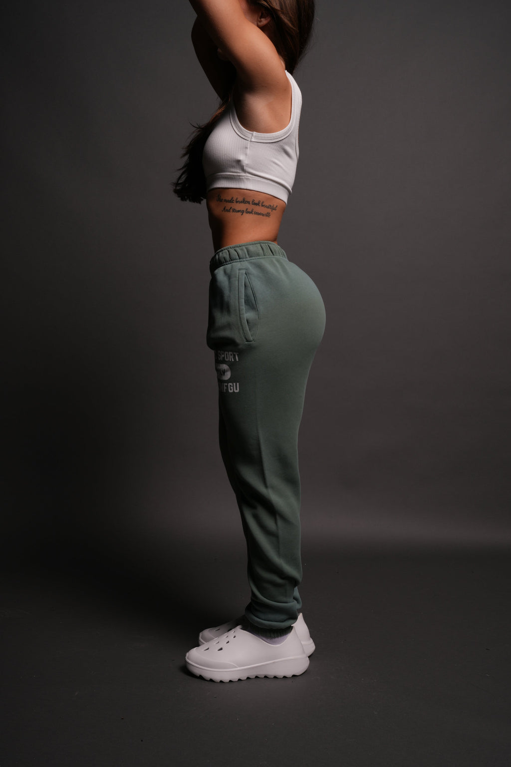 Wolves Forever She Post Lounge Sweats in Hunter Green Driftwash — imagem 2