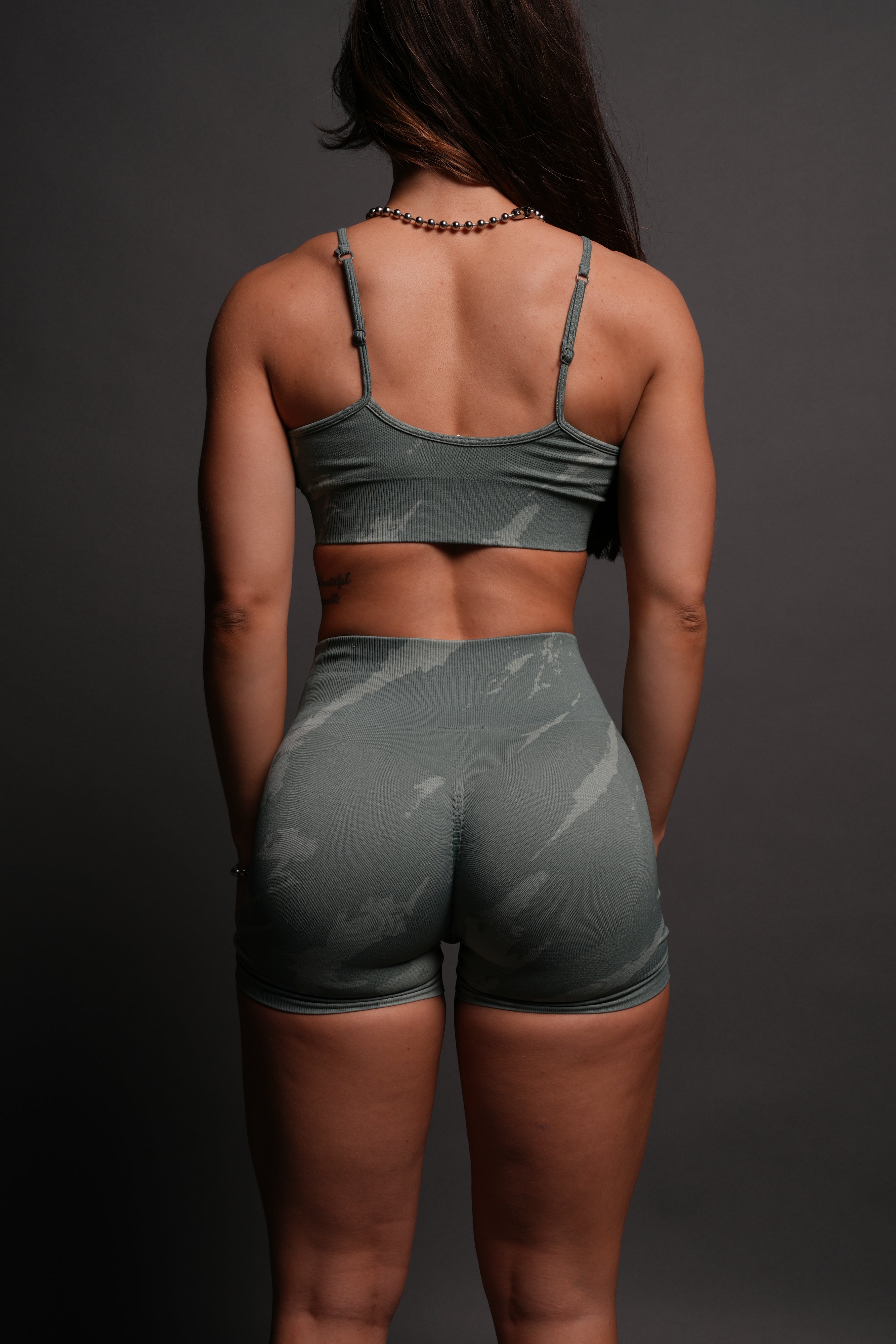 Dual Wolf Everson Seamless "Training" Shorts in Hunter Green Native Camo — imagem 6