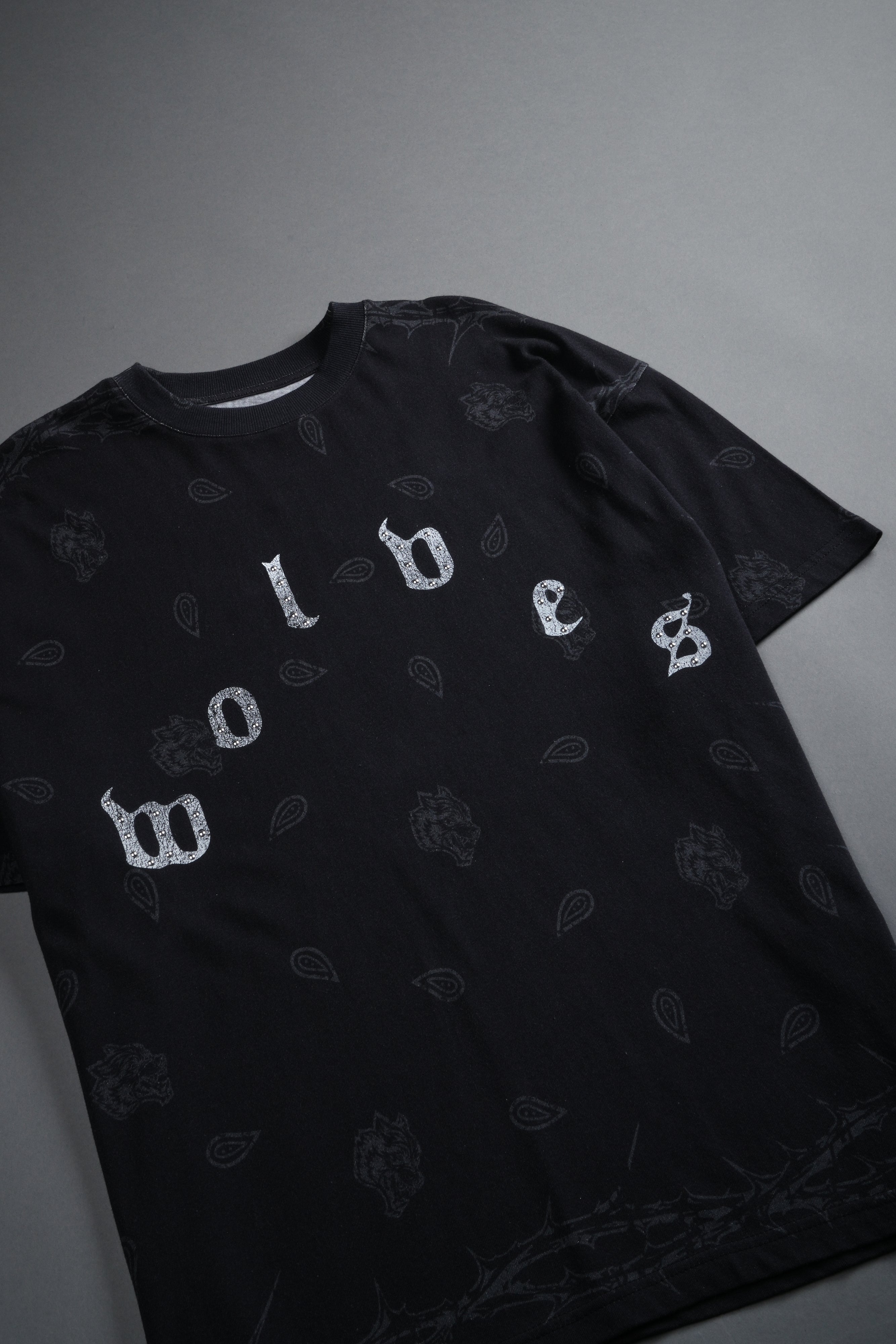 Studded Wolves Pyramid Premium Oversized Tee in Black Thorn Paisley — imagem 5