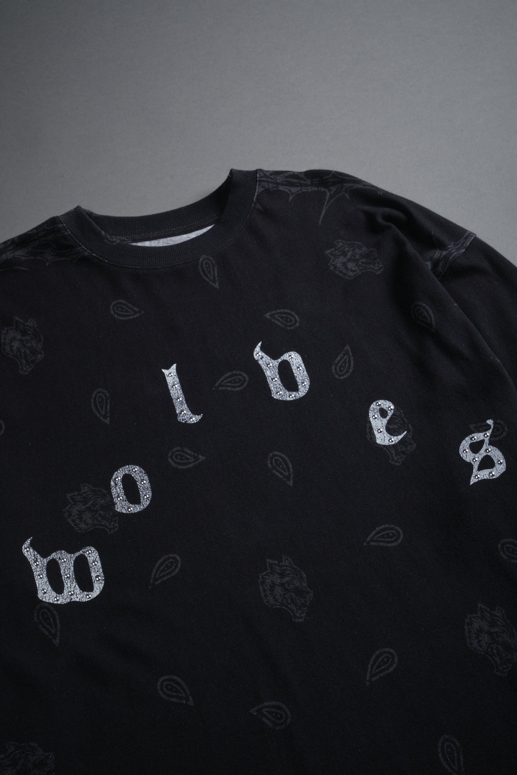 Studded Wolves Pyramid Premium Oversized Tee in Black Thorn Paisley — imagem 6