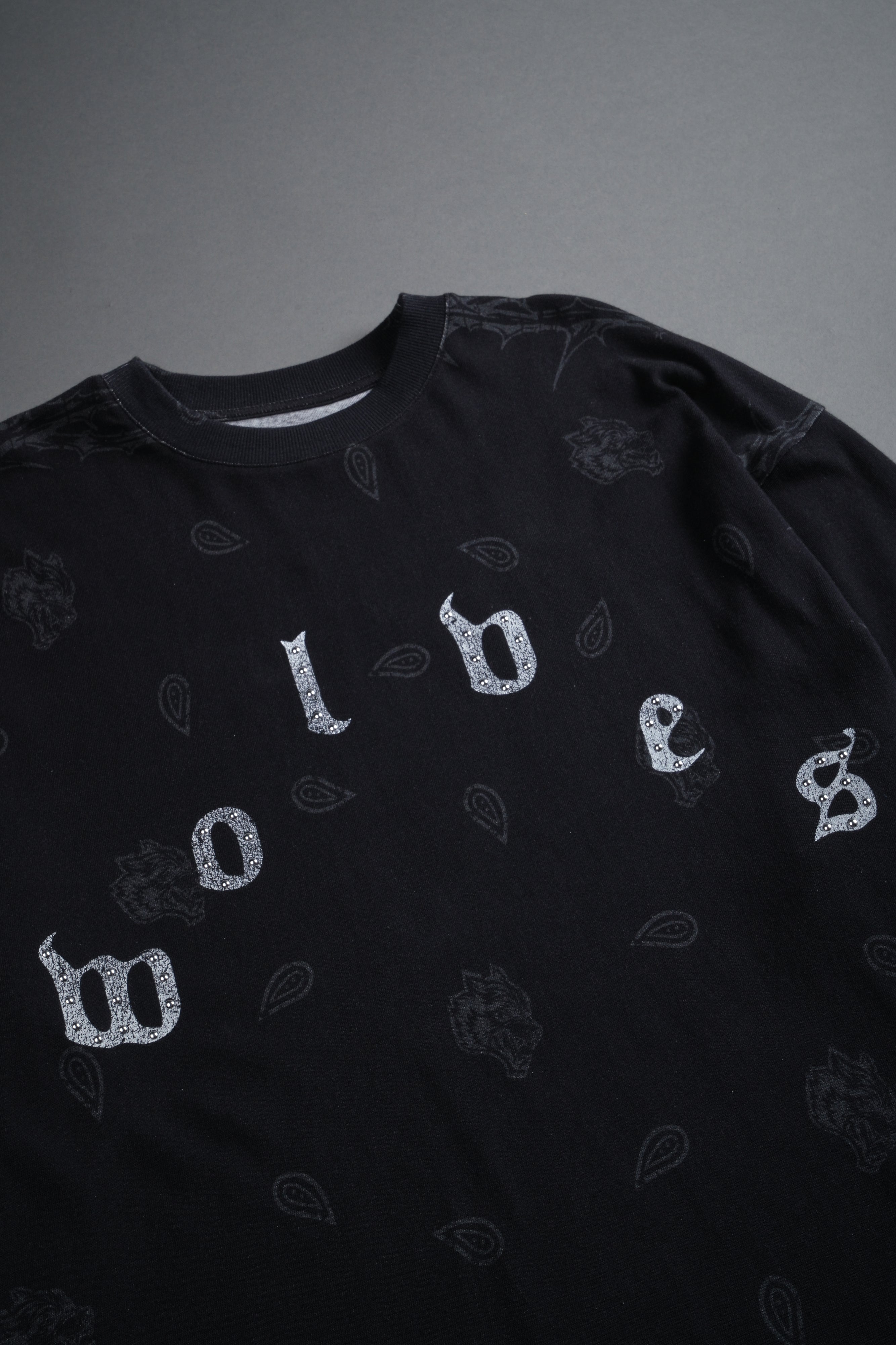Studded Wolves Pyramid Premium Oversized Tee in Black Thorn Paisley — imagem 6