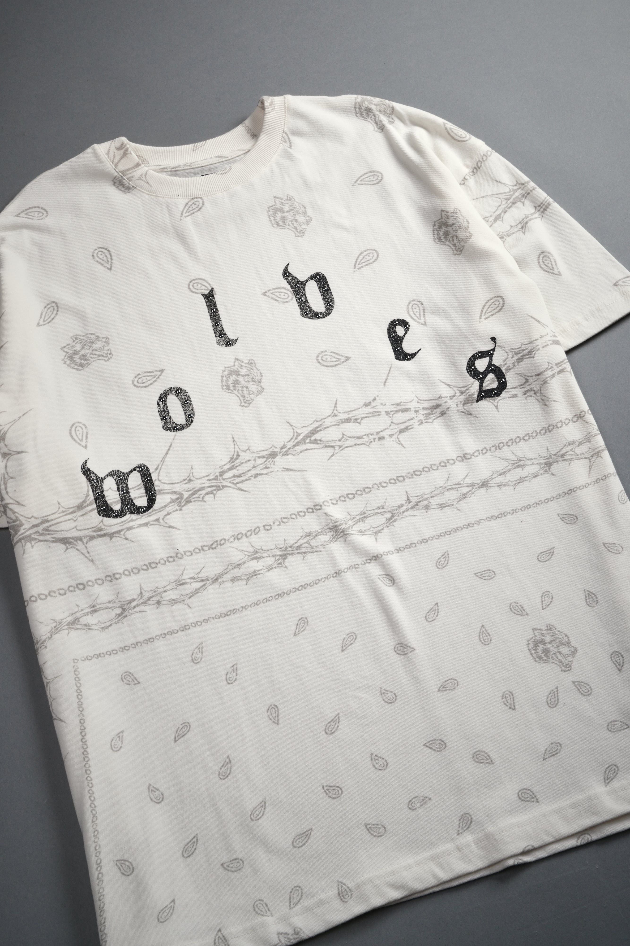 Studded Wolves Pyramid Premium Oversized Tee in Cream Thorn Paisley — imagem 5