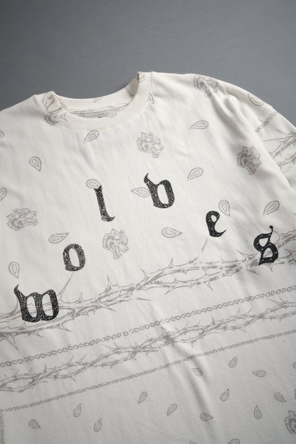 Studded Wolves Pyramid Premium Oversized Tee in Cream Thorn Paisley — imagem 6