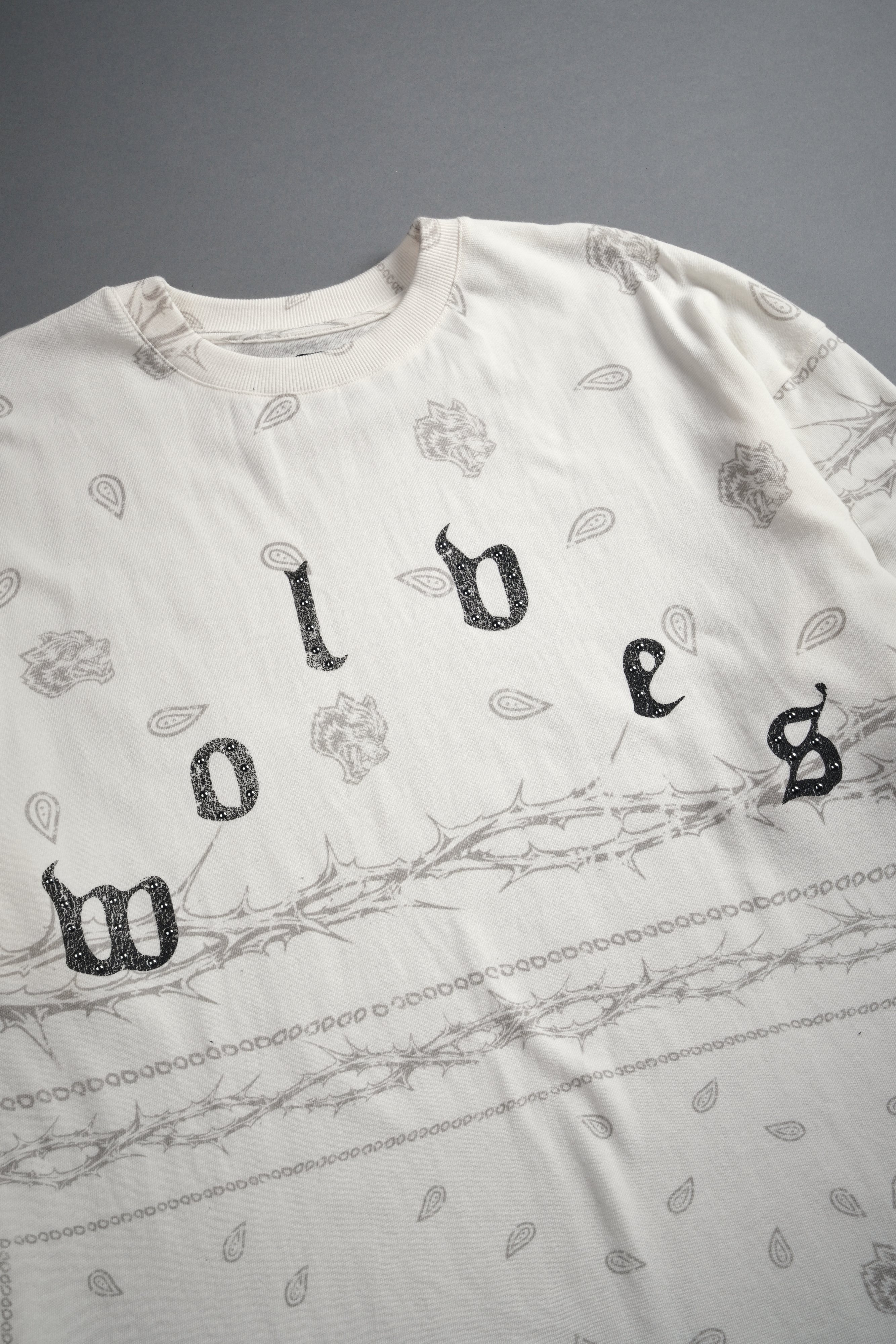 Studded Wolves Pyramid Premium Oversized Tee in Cream Thorn Paisley — imagem 6