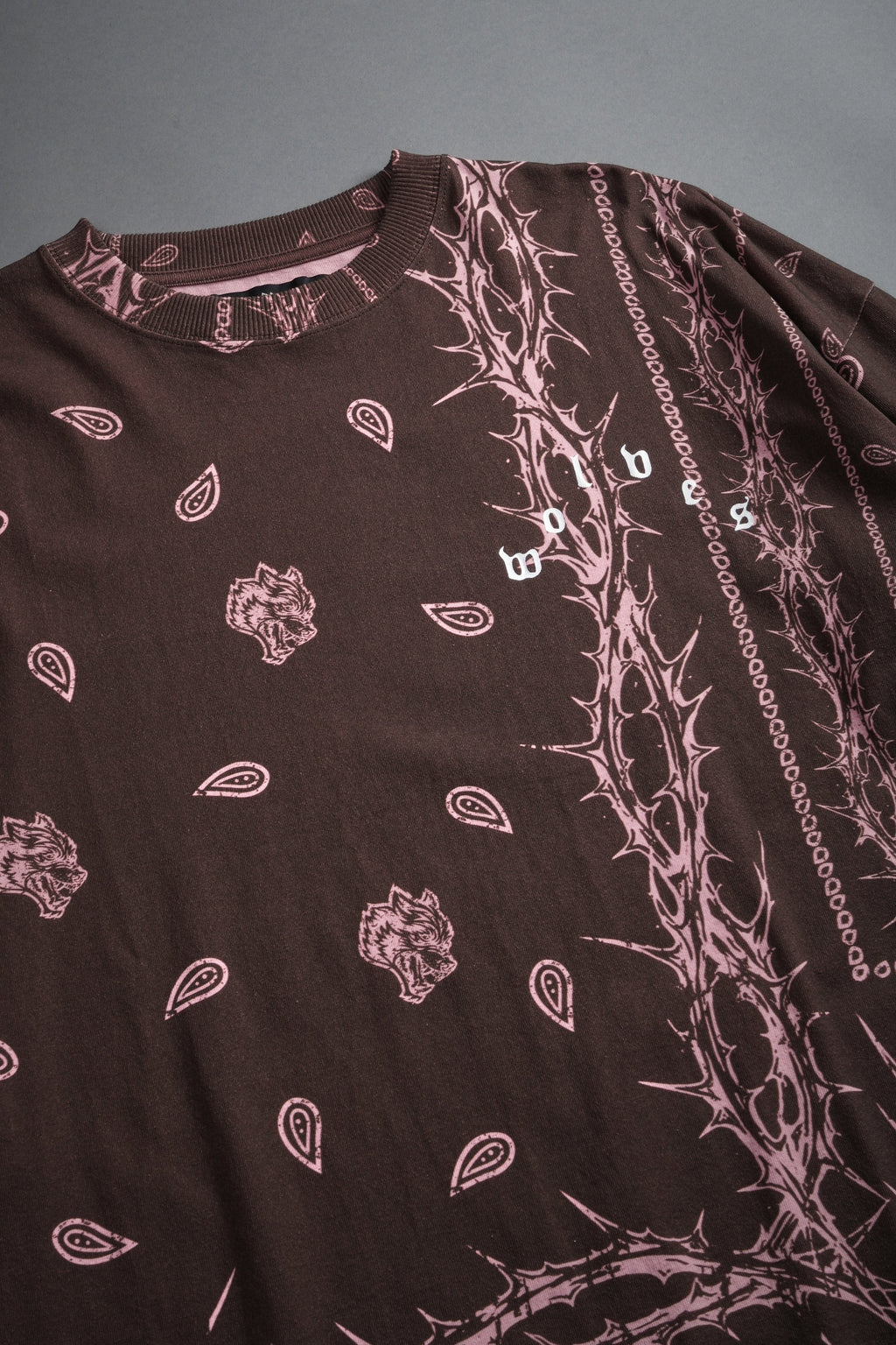 Wolves Pyramid Grunge "Box Cut" L/S Tee in Desert Dust Thorn Paisley — imagem 7