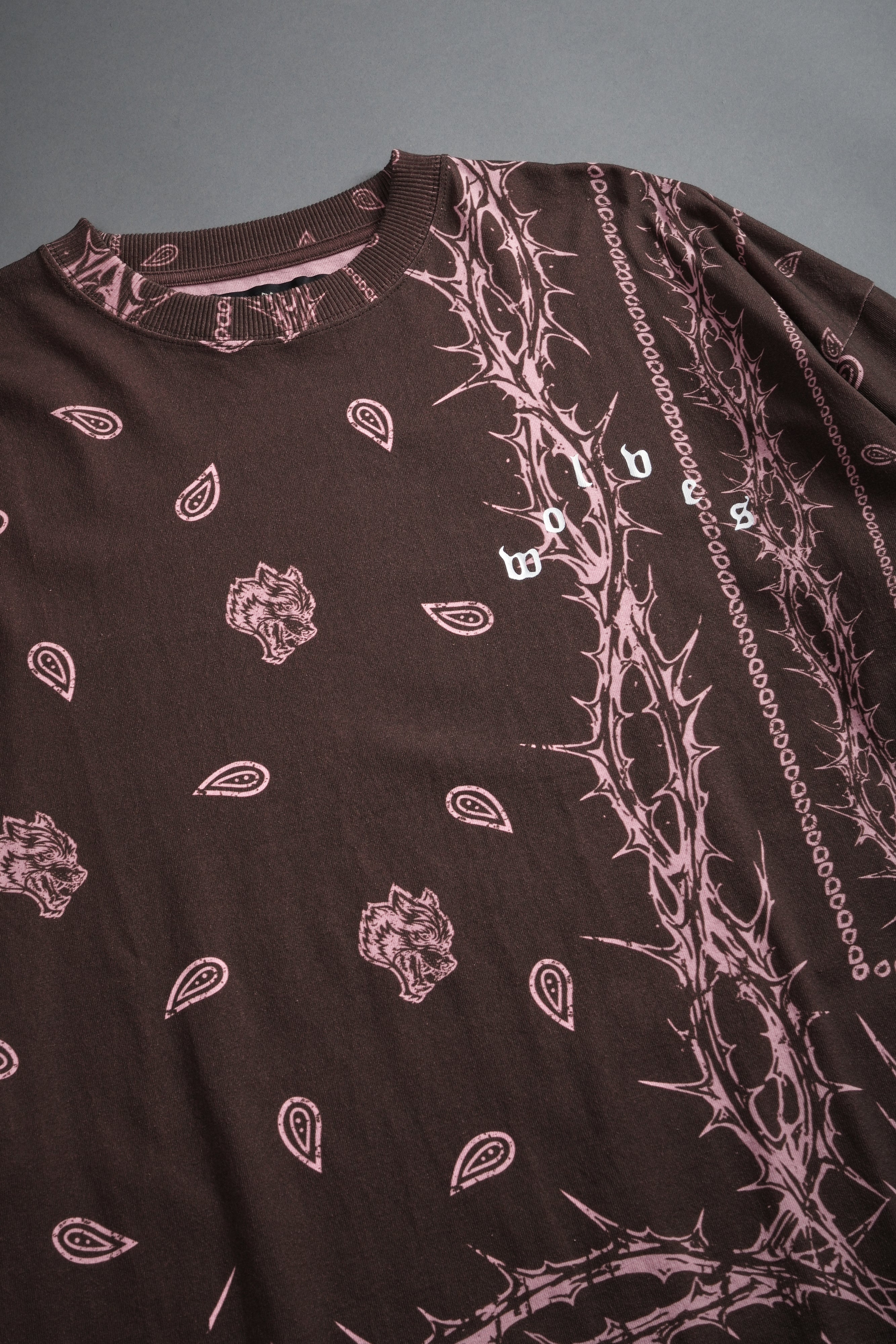 Wolves Pyramid Grunge "Box Cut" L/S Tee in Desert Dust Thorn Paisley — imagem 7