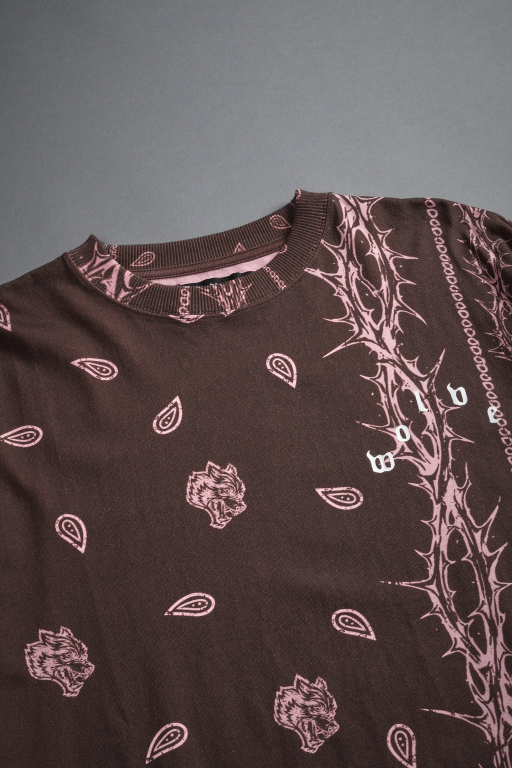 Wolves Pyramid Grunge "Box Cut" L/S Tee in Desert Dust Thorn Paisley — imagem 8