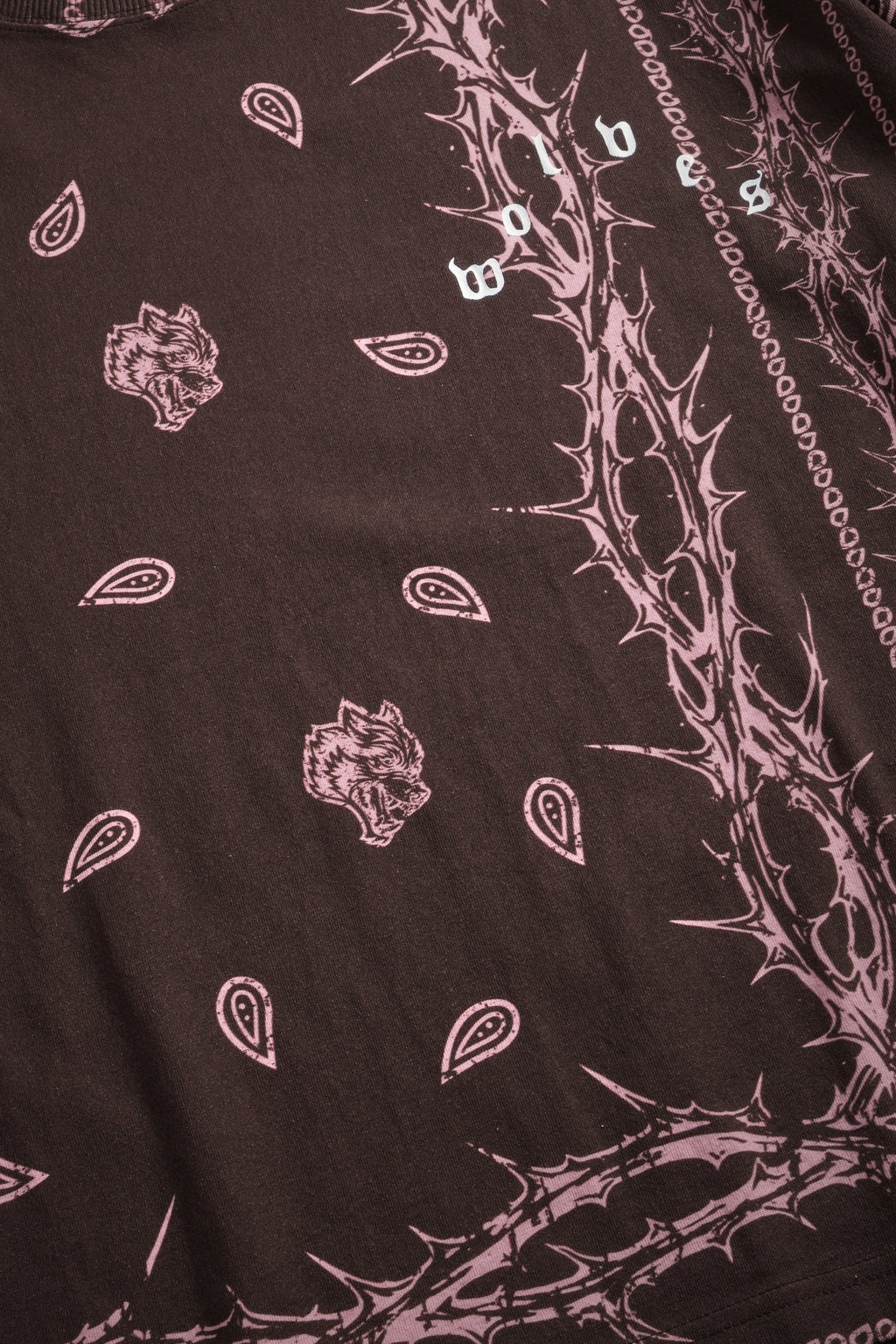 Wolves Pyramid Grunge "Box Cut" L/S Tee in Desert Dust Thorn Paisley — imagem 9