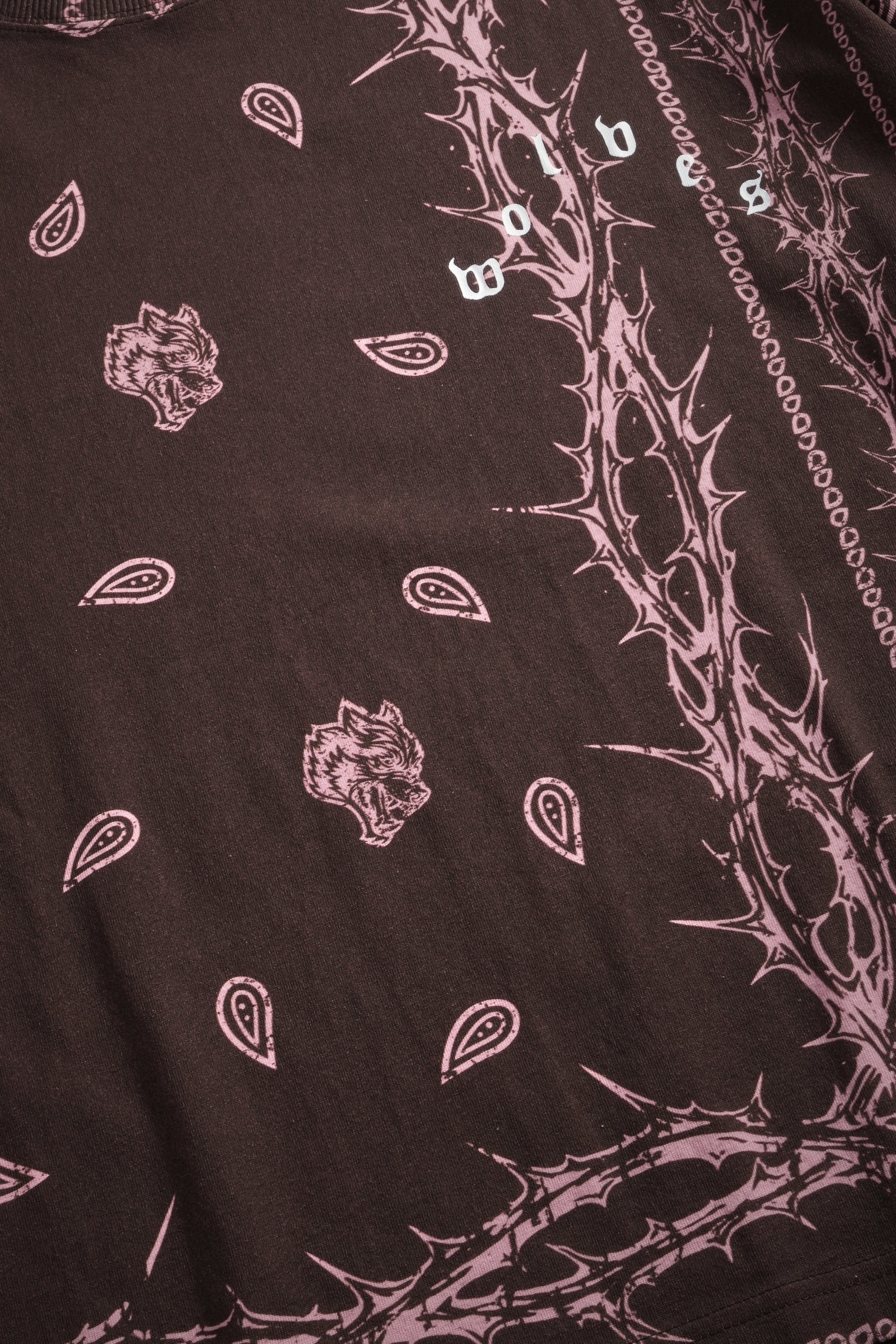 Wolves Pyramid Grunge "Box Cut" L/S Tee in Desert Dust Thorn Paisley — imagem 9